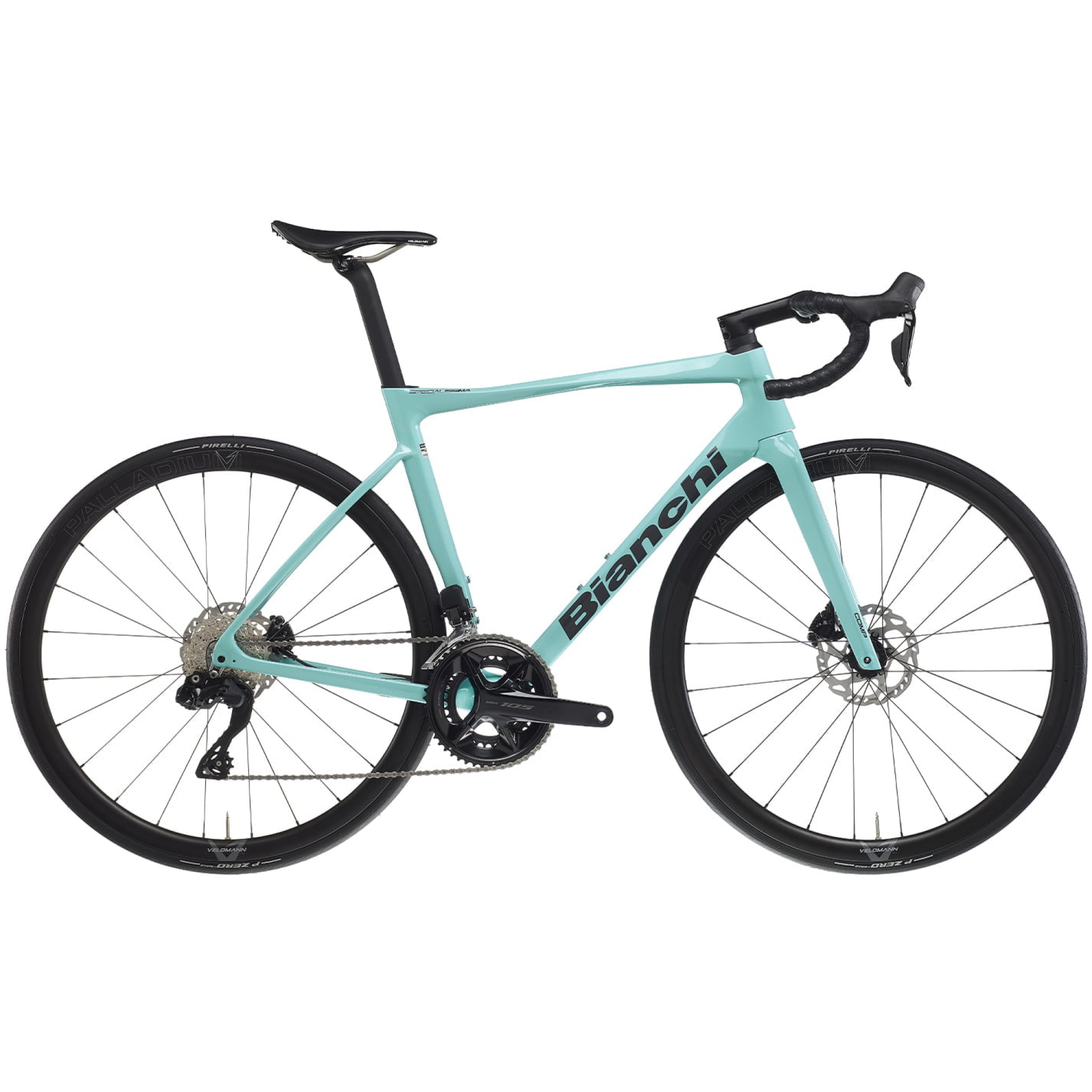 Wir präsentieren das Bianchi Specialissima Comp Ultegra DI2: ein blaugrünes Rennrad mit schlankem Design, Rennlenker, dünnen Reifen und Scheibenbremsen. Der Markenname „Bianchi“ ist prominent auf dem Unterrohr angebracht. Dieser moderne Rahmen und seine Komponenten sind auf weißem Hintergrund fotografiert und in unserem Online-Fahrradshop erhältlich.