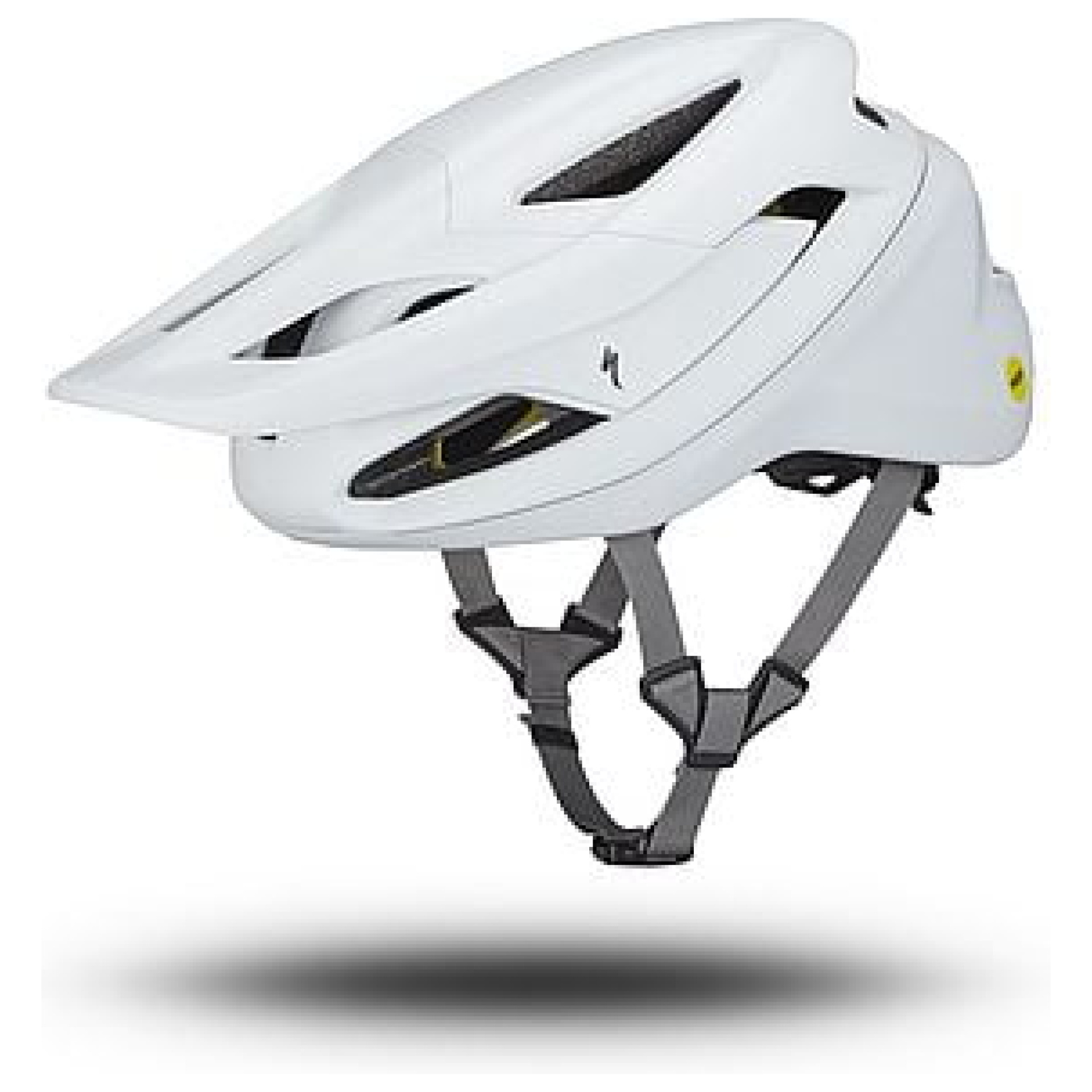 Der CAMBER HLMT CE WHT, ein weißer Mountainbikehelm mit schwarzen Belüftungsschlitzen, breiter Krempe, verstellbaren grauen Kinnriemen und einem schwebenden Schatten darunter, ist bei Lucas Bike erhältlich.