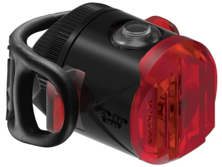 Das Lezyne Femto StVZO ist ein kompaktes schwarzes Fahrradlicht mit einer roten Linse und einem einzelnen Knopf oben, das für die Befestigung hinten konzipiert ist. Es verfügt über einen kleinen schwarzen Clip oder Befestigungsmechanismus für die einfache Installation an Ihrem Lucas-Fahrrad. Finden Sie es noch heute in jedem erstklassigen Fahrrad-Onlineshop!