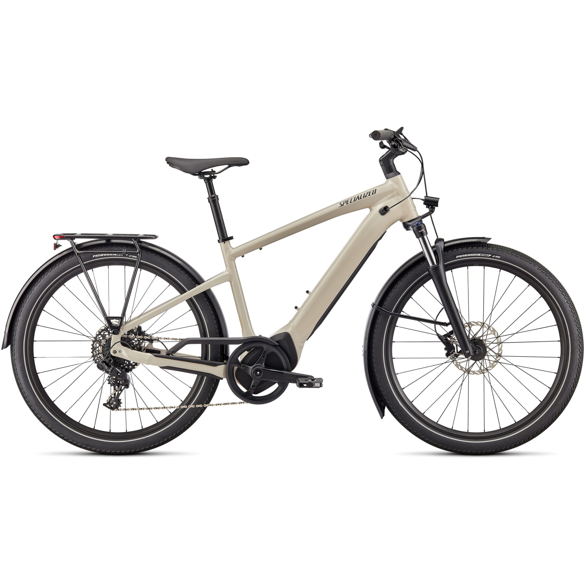 Das Specialized Turbo Vado 4.0 ist in unserem E-Bike-Onlineshop erhältlich. Dieses beige Elektrofahrrad verfügt über schwarze Reifen, Schutzbleche und einen Gepäckträger. Es hat einen zentral in den Rahmen integrierten Akku, Kettenantrieb, Scheibenbremsen und eine Vorderradfederung. Das Fahrrad zeichnet sich durch ein minimalistisches Design mit geradem Lenker aus und verfügt über ein kleines Rücklicht, das unter dem Gepäckträger montiert ist.