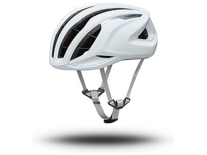 Der SW PREVAIL 3 HLMT CE WHT mit seinem schlanken und aerodynamischen Design mit zwei belüfteten Schlitzen an der Oberseite und verstellbaren grauen Riemen wird vor einem schlichten weißen Hintergrund präsentiert. Der subtile Schatten darunter erweckt den Eindruck, als würde er schweben – ein idealer Fund im Online-Fahrradshop von Lucas Bike.