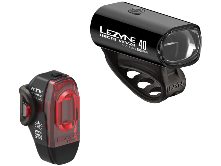 Ein Schwarzlichtset namens „Lezyne Beleuchtungsset Hecto Drive 40;+ KTV“ umfasst ein Frontlicht mit der Bezeichnung „Hecto Drive 400XL“ mit integrierter Halterung und ein rotes Rücklicht mit der Bezeichnung „KTV Pro Alert Drive“. Beide Lichter sind in Ihrem örtlichen Fahrradladen erhältlich und verfügen über LED-Lampen für bessere Sichtbarkeit und ein schlankes Design.