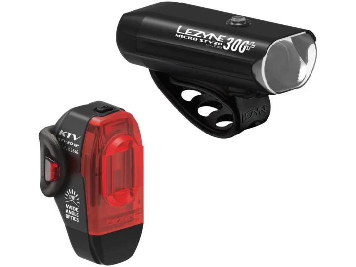 Bild von zwei Fahrradlichtern, die in unserem E-Bike-Onlineshop erhältlich sind. Das Lezyne-Beleuchtungsset umfasst ein schwarzes Vorderlicht mit der Aufschrift „LEZYNE MICRO STVZO 300“ und ein rotes Rücklicht mit der Aufschrift „KTV PRO WIDE ANGLE OPTICS“, beide an ihren jeweiligen schwarzen Halterungen befestigt.