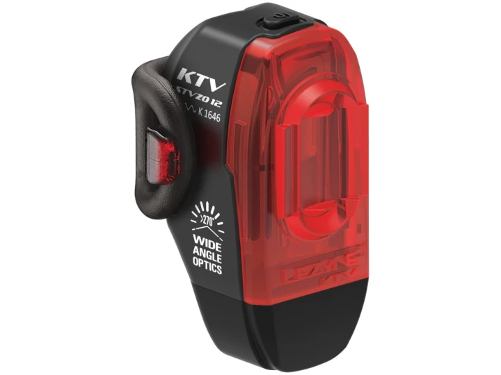 Ein schwarz-rotes Lezyne KTV STVZO Fahrradrücklicht, schräg abgebildet. Das Licht verfügt über eine Weitwinkellinse für 270-Grad-Sichtbarkeit und wird mit einem Clip zur einfachen Befestigung geliefert. Der Text „KTV DRIVE“ und „270° WIDE ANGLE OPTICS“ ist auf der Oberfläche sichtbar, perfekt für jeden Einkauf in einem Online-Fahrradshop.