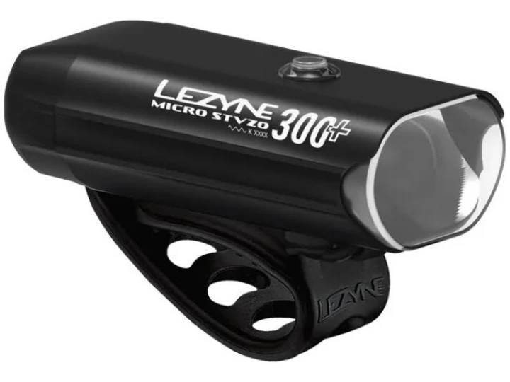 Ein schwarzes Lezyne Micro STVZO 300+ Fahrradlicht (weißes Licht, schwarz, Y17) mit angebrachter Halterung. Das Licht besticht durch ein schlankes Design mit den Aufdrucken „300+“ und „Lezyne Micro STVZO“ auf der Seite. Es verfügt über eine klare Linse und einen Einschaltknopf an der Oberseite, was es zu einem idealen Kauf für jeden Online-Fahrradladen oder E-Bike-Shop macht.