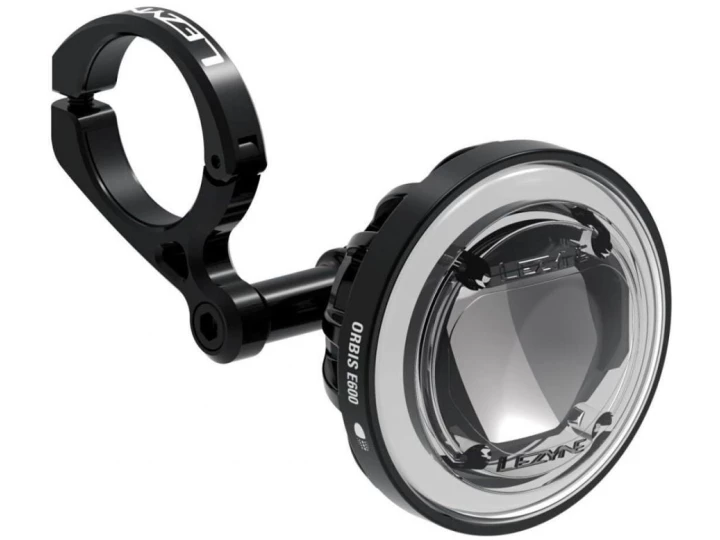 Eine Nahaufnahme eines schwarzen Lezyne Orbis STVZO E600 Fahrradlichts, erhältlich in Ihrem Lieblings-Fahrrad-Onlineshop. Es verfügt über ein kreisförmiges Design mit einer klaren Linse und einer verstellbaren Halterung. Der Markenname „Lezyne“ ist auf der Halterung sichtbar und unterstreicht sein schlankes und modernes Erscheinungsbild.