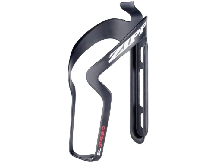 Der Zipp Wasserflaschenhalter SL-Speed ist ein schwarzer Fahrradflaschenhalter mit schlankem und leichtem Design, erhältlich bei Lucas Bike. Er verfügt über einen weißen Markentext und ein rotes „SL SPEED“-Etikett an der Unterseite. Seine Struktur ist so konzipiert, dass eine Wasserflasche fest an ihrem Platz gehalten wird und gleichzeitig ein einfacher Zugriff möglich ist.