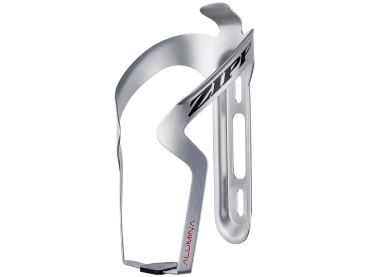 Ein eleganter, silberner Fahrradflaschenhalter aus Aluminiumlegierung. Das Design mit seinem minimalistischen und modernen Look verfügt über Aussparungen zur Gewichtsreduzierung und eine stabile Unterlippe zur Sicherung der Flasche. Das Wort „Alumina“ und der Markenname sind auf den Seiten aufgedruckt. Exklusiv im Lucas Bike Online-Shop als Zipp Wasserflaschenhalter Alumina erhältlich.