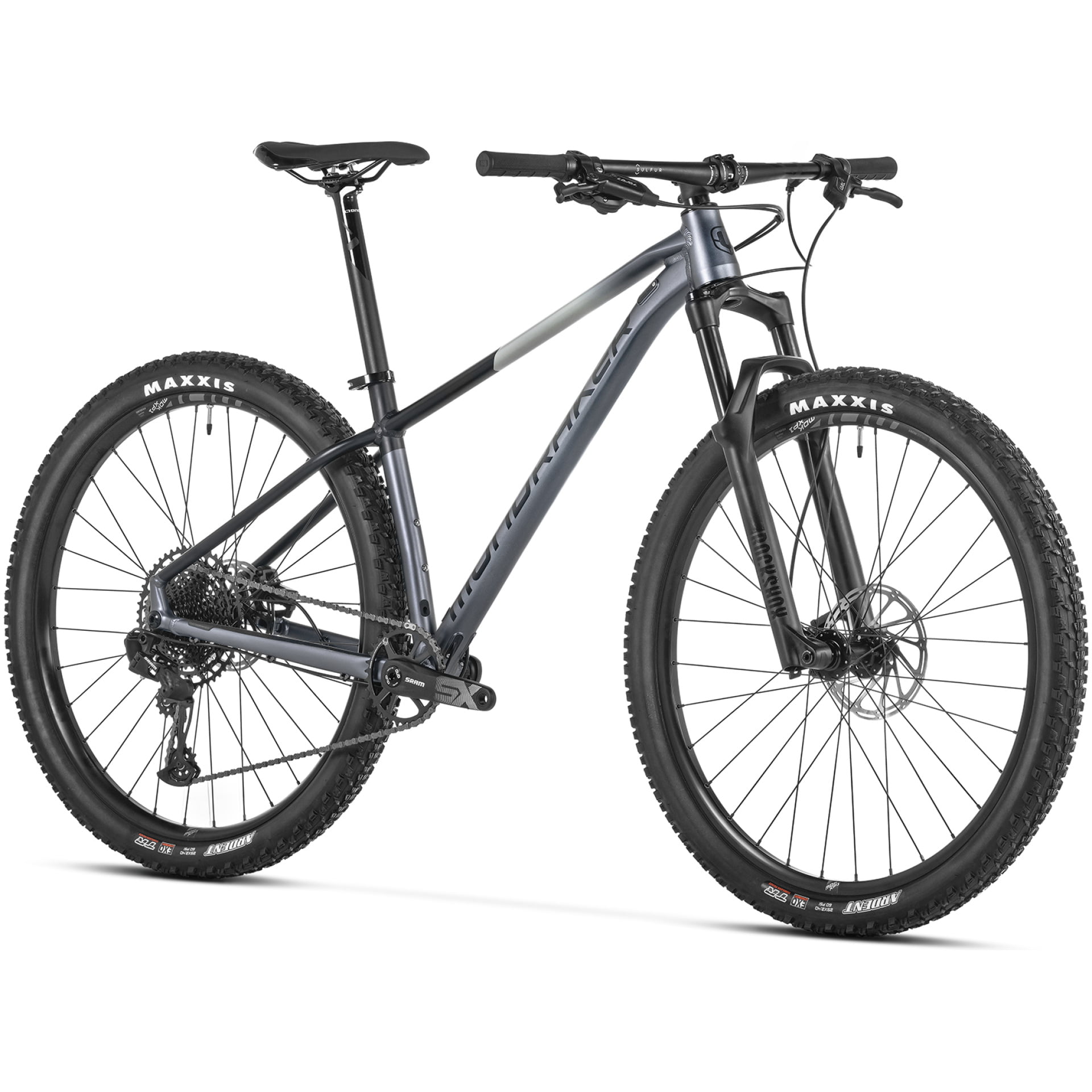 In unserem Online-Fahrradshop steht ein elegantes, graues Mountainbike mit robustem Rahmen, Federgabel vorne und dicken, grobstolligen Maxxis-Reifen. Das Mondraker Chrono DC verfügt über einen flachen Lenker und Scheibenbremsen und ist für unwegsames Gelände und abenteuerliches Radfahren konzipiert.