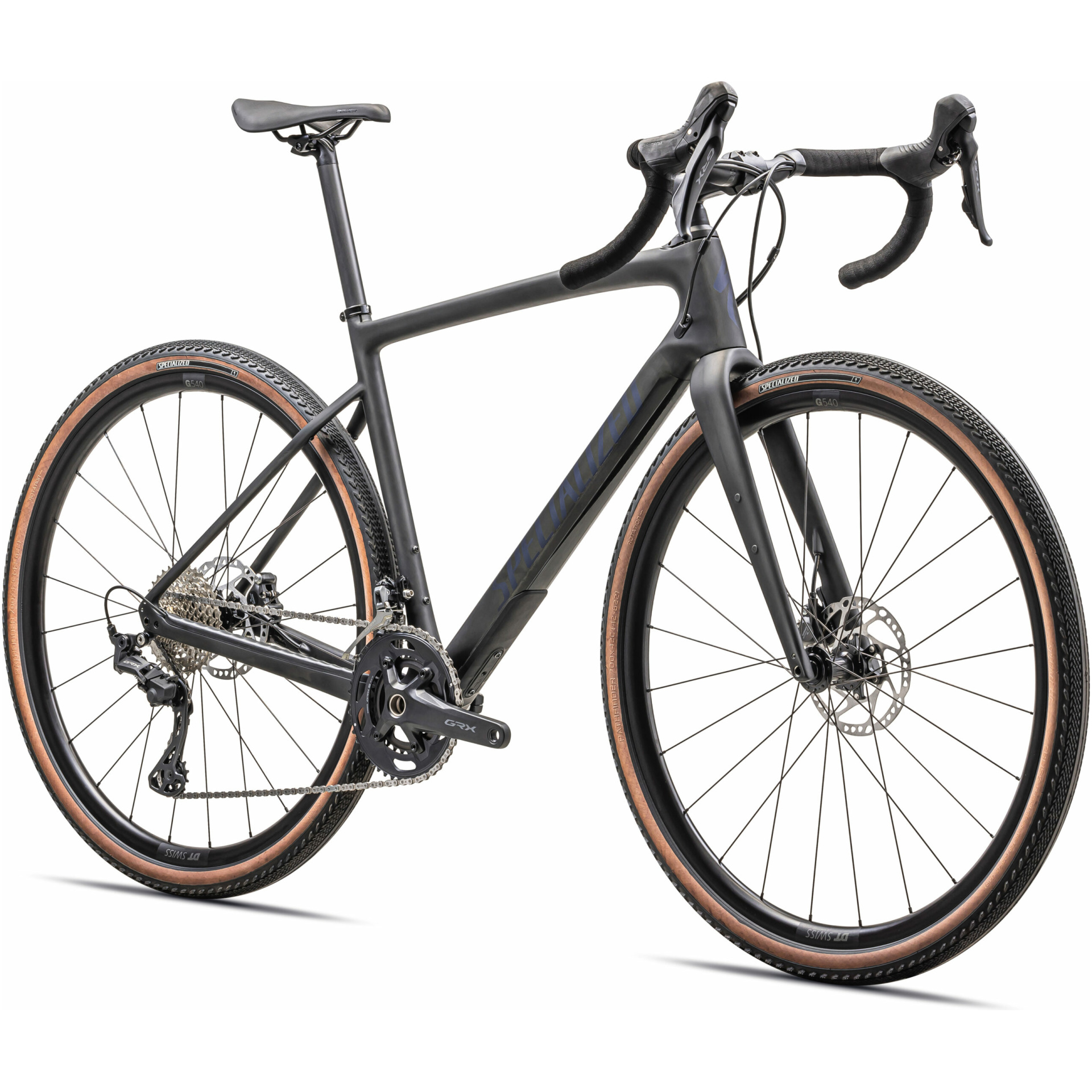 Das Specialized Diverge Sport Carbon, ein elegantes schwarzes Rennrad mit Rennlenker, Scheibenbremsen und Carbonrahmen, ist ein prominentes Merkmal. Das Fahrrad besticht durch ein klares Design mit schmalen Reifen mit hellbraunen Rändern und ist mit einem Shimano-Antrieb ausgestattet. Dieses atemberaubende Modell ist ideal für Enthusiasten und wird vor einem weißen Hintergrund eines Online-Fahrradshops präsentiert.