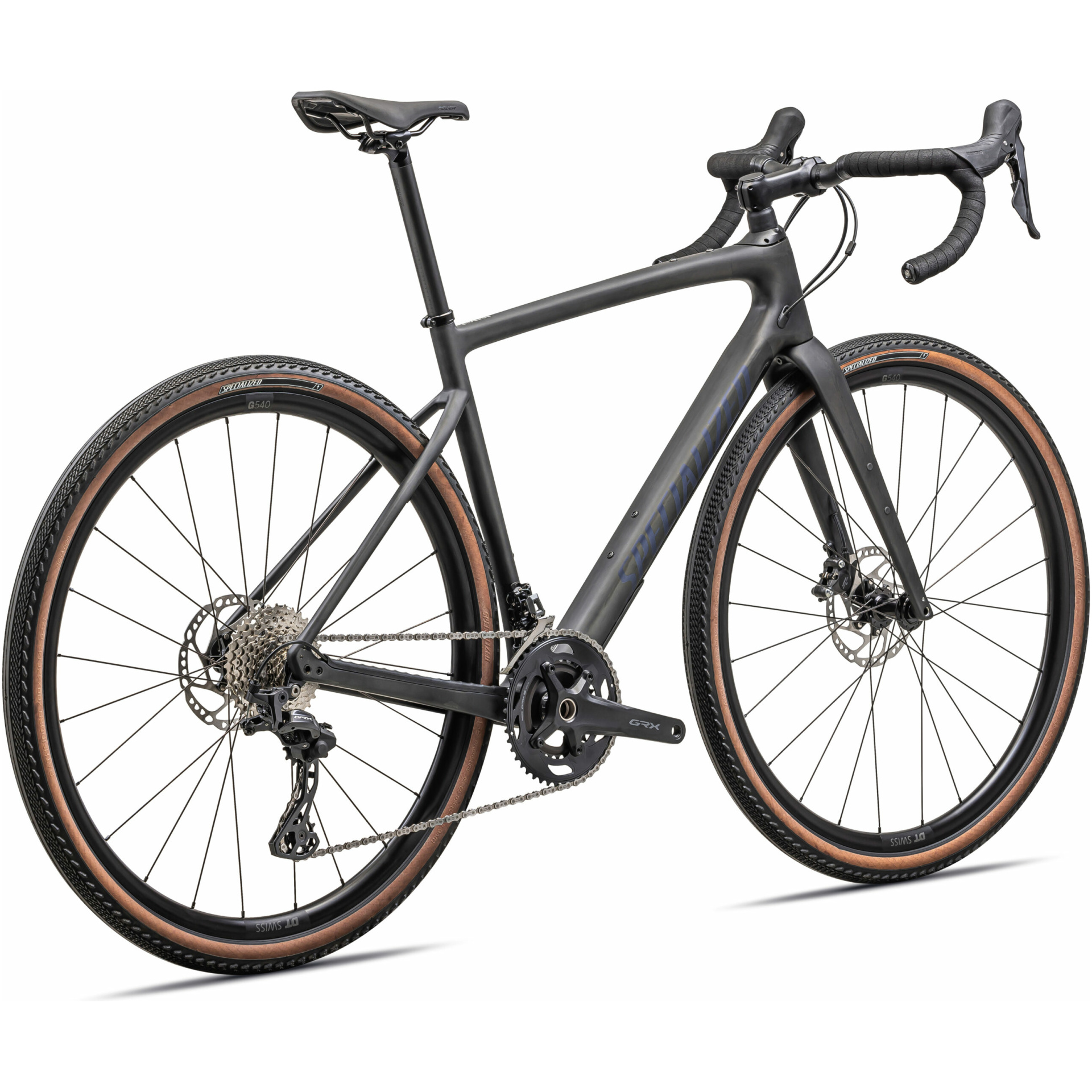 Ein schwarzes Specialized Diverge Sport Carbon-Fahrrad mit Rennlenker, Scheibenbremsen und dicken Stollenreifen. Der schlanke Rahmen hält perfekt positionierte Getriebekomponenten vor einem weißen Hintergrund, der von der Seite und leicht von hinten gezeigt wird. Exklusiv in unserem Online-Fahrradshop erhältlich.