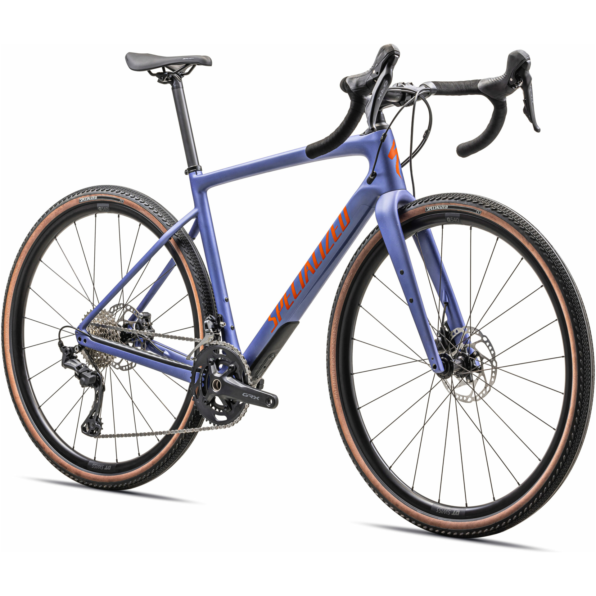 Wir präsentieren das Specialized Diverge Sport Carbon, ein Hochleistungs-Rennrad mit einem eleganten blauen Rahmen mit Rennlenker und dicken Reifen mit braunen Kanten. Dieses Modell ist mit modernen Scheibenbremsen und einem zuverlässigen Kettenantrieb ausgestattet. Das kräftige rote „Specialized“-Branding sticht deutlich auf dem Rahmen hervor und macht ihn ebenso stilvoll wie funktional. Dieses vor einem sauberen weißen Hintergrund fotografierte Fahrrad ist jetzt in unserem Online-Fahrradshop erhältlich.