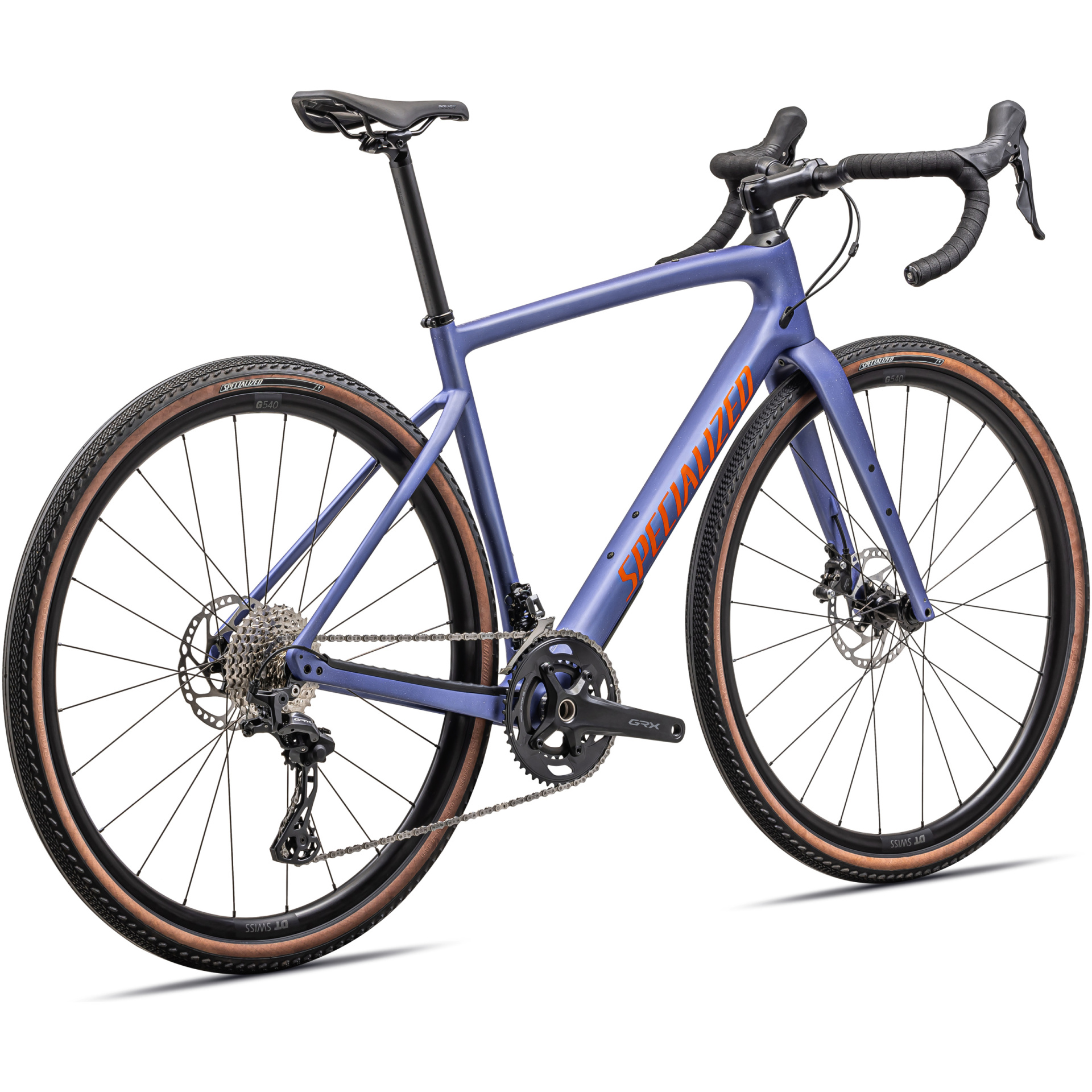 Abgebildet ist das Specialized Diverge Sport Carbon mit blauem Rahmen, Rennlenker und Stollenreifen mit brauner Seitenwand. Dieses schnittige, moderne Rennrad ist mit einem robusten Rahmen und Scheibenbremsen ausgestattet. Die Marke „Specialized“ ist prominent in rot auf dem Unterrohr geschrieben. Ab sofort in unserem Online-Fahrradshop erhältlich.