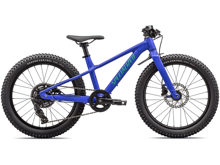 Entdecken Sie das Specialized Riprock 20, ein robustes Mountainbike in Blau und Grün mit dicken, grobstolligen Reifen, einem stabilen Rahmen, flachem Lenker und einem schwarzen Sattel. Dieses Fahrrad verfügt über eine Gangschaltung und ist speziell für das Fahren im Gelände und auf unebenem Gelände konzipiert. Besuchen Sie den Lucas Bike Shop, um mehr über dieses Modell zu erfahren.