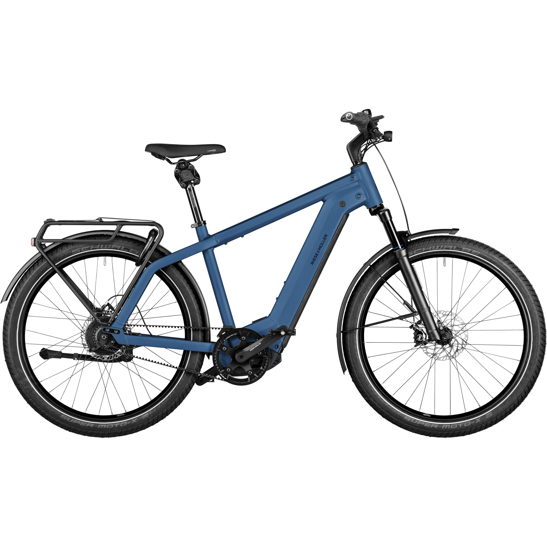 Das Riese & Müller Charger4 GT vario 49 cm, ein blaues Elektrofahrrad mit stabilem Rahmen, Federgabel vorne, Scheibenbremsen, Gepäckträger hinten und breiten Reifen, ist vor einem weißen Hintergrund zu sehen. Dieses im Lucas Bike Online-Shop erhältliche Fahrrad besticht durch ein schlankes, modernes Design mit einem bequemen Sattel und ergonomischem Lenker.