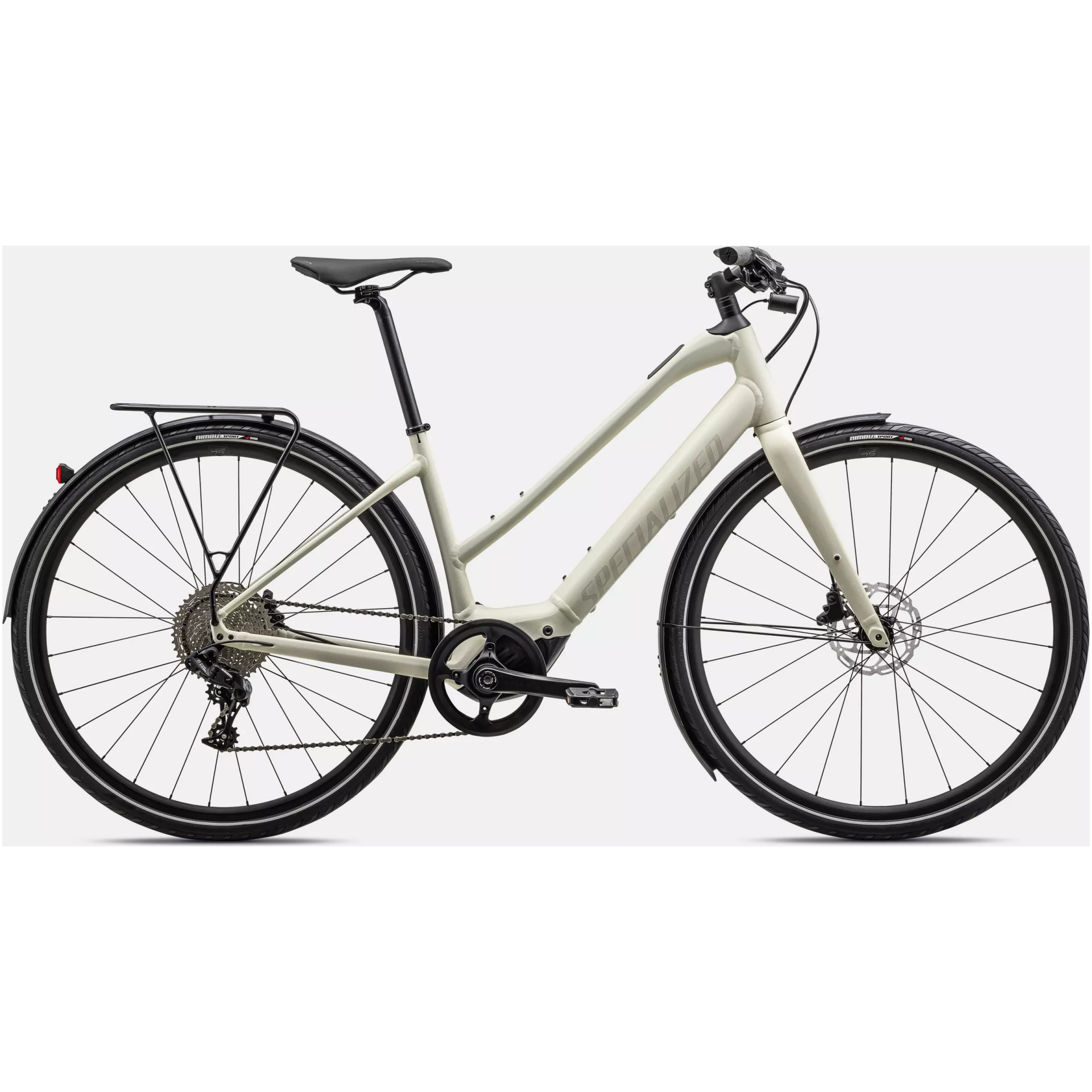 Das Specialized Turbo Vado SL 4.0 ST EQ ist ein weißes Elektrofahrrad mit einem schlanken Durchstiegsrahmen, schwarzem Lenker, Sattel und Reifen. Es verfügt über einen Gepäckträger, Scheibenbremsen und einen im Unterrohr integrierten Akku für einen sauberen und modernen Look. Ideal zum Kauf in unserem E-Bike-Onlineshop.