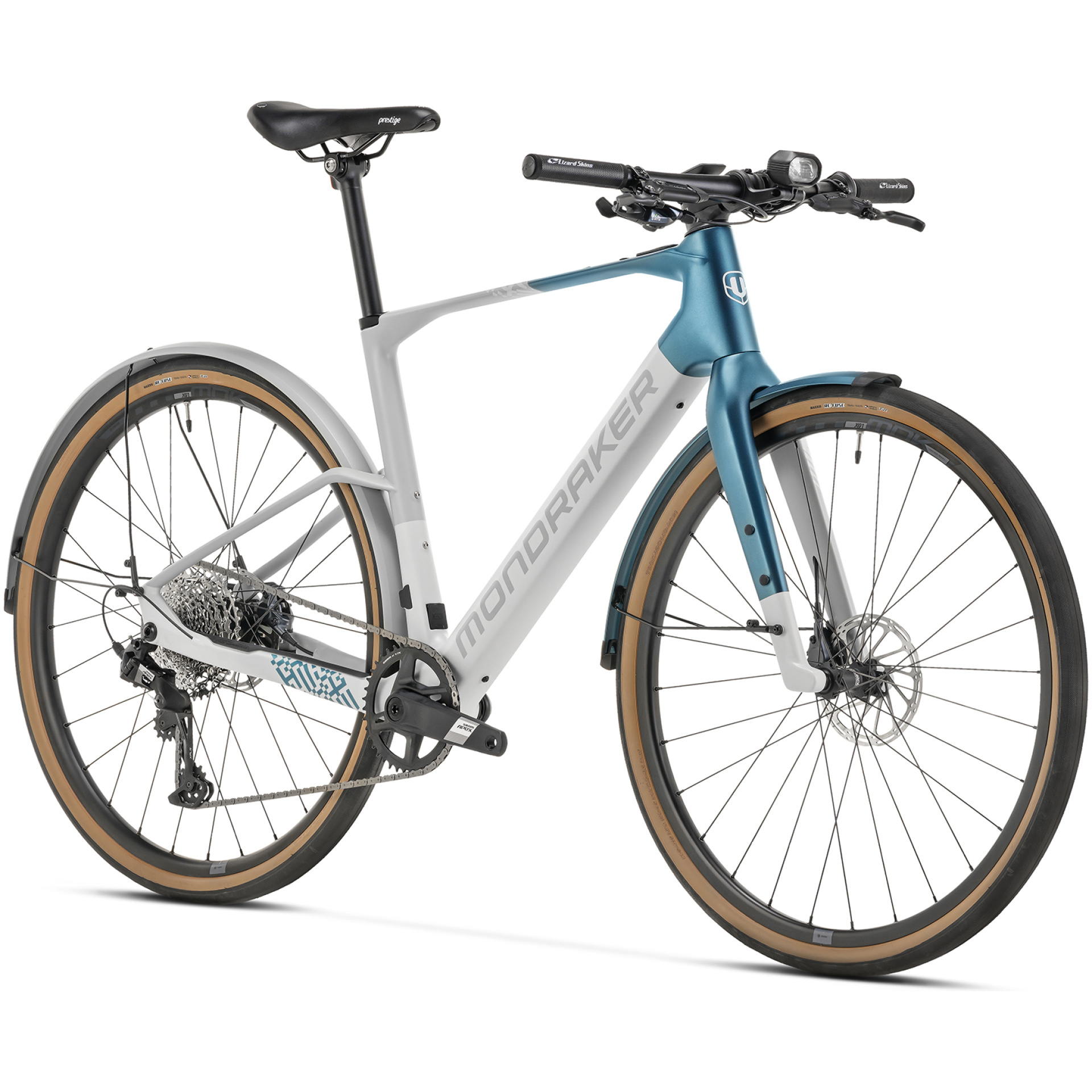 Wir präsentieren das Mondraker Dusty X, ein elegantes und modernes Fahrrad mit einem stilvollen grau-blauen Rahmen. Es verfügt über einen kleinen Lenker, dünne Reifen, Schutzbleche über beiden Rädern, Scheibenbremsen und ein ausgeklügeltes Gangsystem. Das stromlinienförmige Design und das Hightech-Erscheinungsbild werden durch den markanten Markennamen „Mondraker“ auf dem Rahmen noch hervorgehoben. Jetzt in Ihrem bevorzugten Online-Fahrradgeschäft erhältlich!