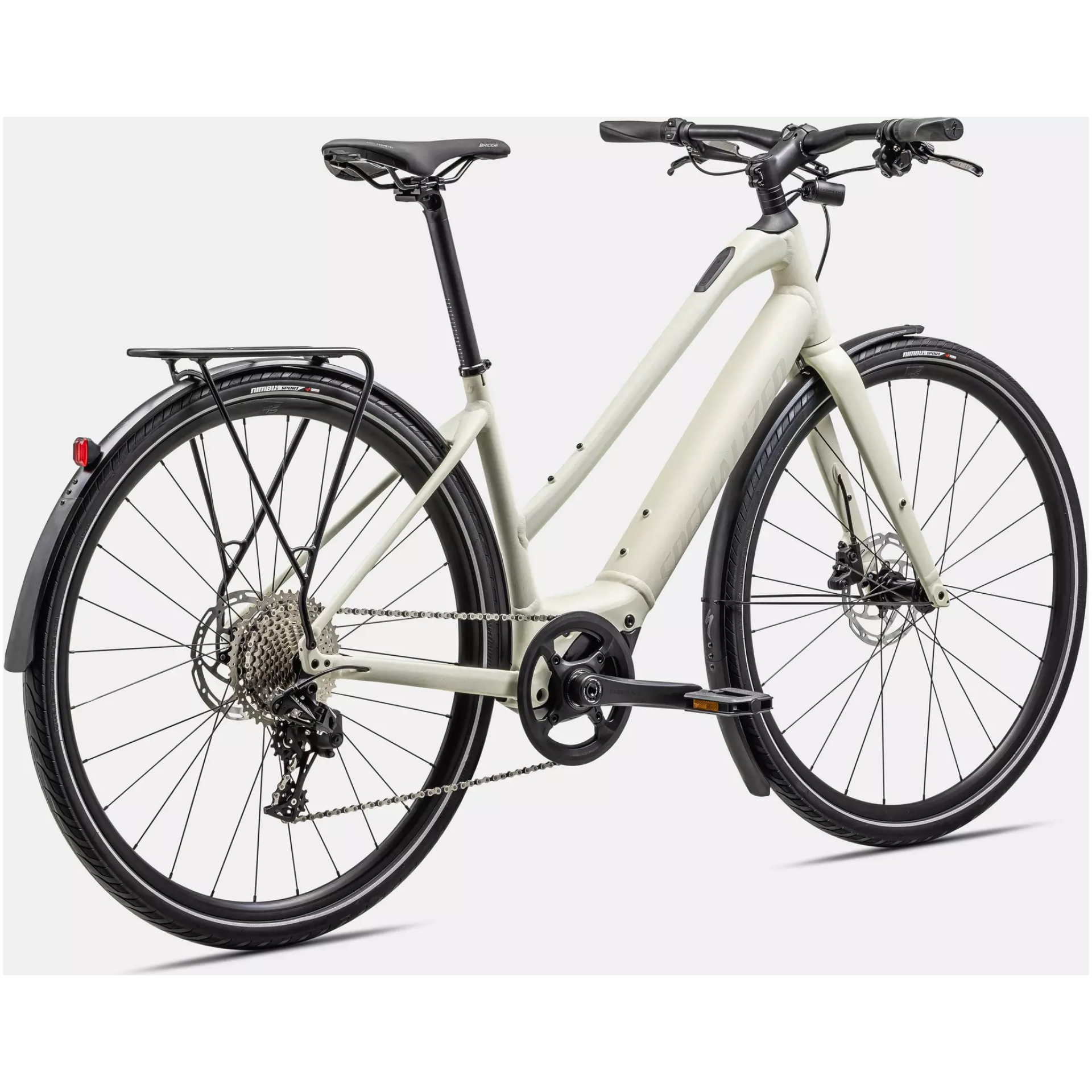 Ein elegantes, weißes Specialized Turbo Vado SL 4.0 ST EQ Elektrofahrrad mit schwarzem Lenker, Reifen und Sattel ist von hinten zu sehen. Es ist in unserem E-Bike-Onlineshop erhältlich und verfügt über einen Gepäckträger, ein kleines Rücklicht und ein Kettenantriebssystem. Das Fahrrad hat ein modernes Rahmendesign mit klaren Linien und minimalistischer Ästhetik.