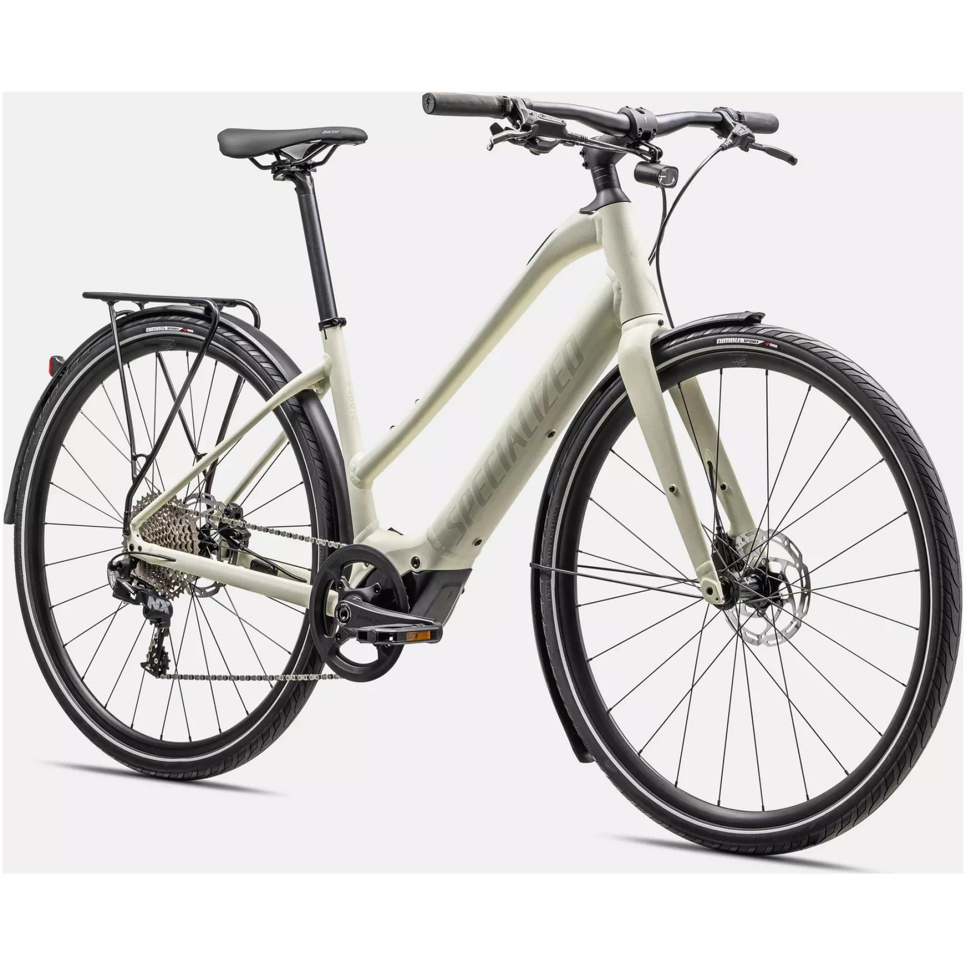 Das Specialized Turbo Vado SL 4.0 ST EQ ist ein elegantes, neutral gefärbtes Elektrofahrrad mit einem Durchstiegsrahmen. Es verfügt über einen bequemen Sattel, einen ergonomischen Lenker, Scheibenbremsen, einen Gepäckträger und schmale Reifen, die für den Stadtverkehr geeignet sind. Das Fahrrad wird vor einem schlichten weißen Hintergrund präsentiert und eignet sich daher ideal zum Stöbern in einem E-Bike-Onlineshop.