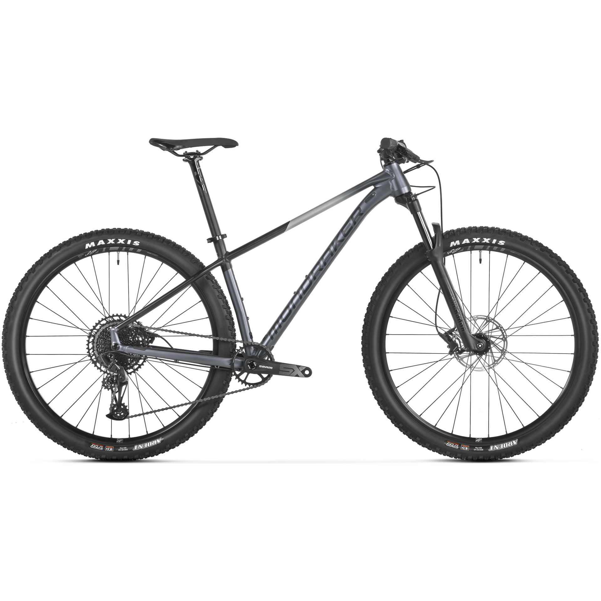 Das Mondraker Chrono DC ist ein elegantes, dunkelfarbenes Mountainbike mit großen Stollenreifen und dem Markennamen „Maxxis“. Es verfügt über einen robusten Rahmen, Scheibenbremsen, eine Vorderradfederung und einen ergonomischen Lenker. Das Fahrrad wird in unserem Online-Fahrradshop vor einem schlichten weißen Hintergrund angezeigt, wie von Lucas Bike präsentiert.