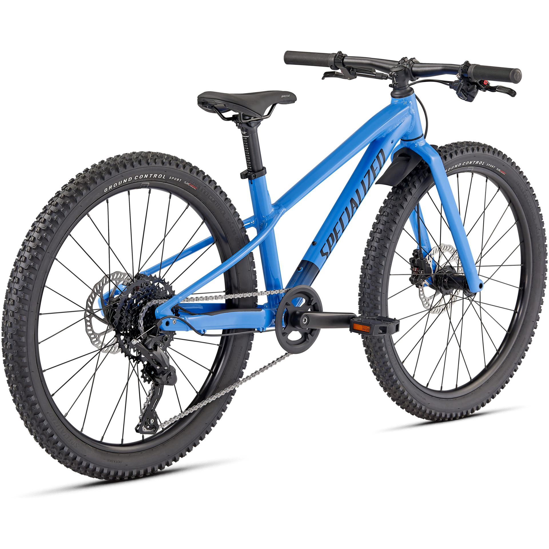 Das Specialized Riprock 24 ist ein blaues Geländefahrrad mit dicken, grobstolligen Reifen und einem robusten Rahmen. Dieses Fahrrad ist mit einem schwarzen Sattel, einem Lenker mit Handgriffen, einer Kettenschaltung und Scheibenbremsen ausgestattet. Der Markenname „Specialized“ ist deutlich auf dem Rahmen zu sehen und ist in Ihrem bevorzugten Online-Fahrradgeschäft erhältlich.