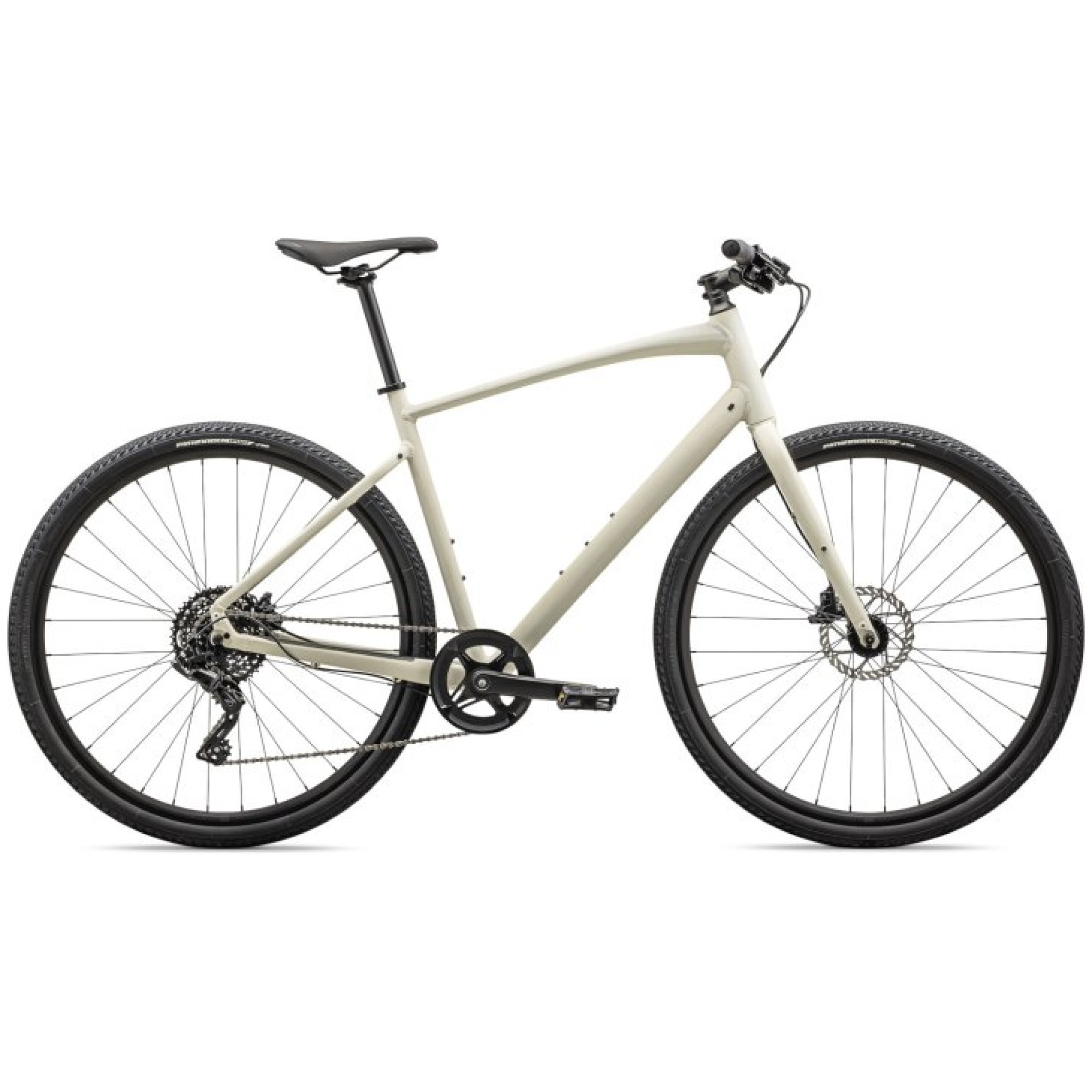 Das Specialized Sirrus X 2.0 ist ein elegantes, mattgraues Hybridfahrrad mit minimalistischem Design. Es verfügt über einen leichten Rahmen, einen flachen Lenker, Scheibenbremsen und ein einzelnes vorderes Kettenblatt mit mehreren hinteren Gängen. Das Fahrrad hat schwarze Reifen und einen schwarzen Sattel und eignet sich daher sowohl für den Stadtverkehr als auch für leichtes Trail-Fahren.