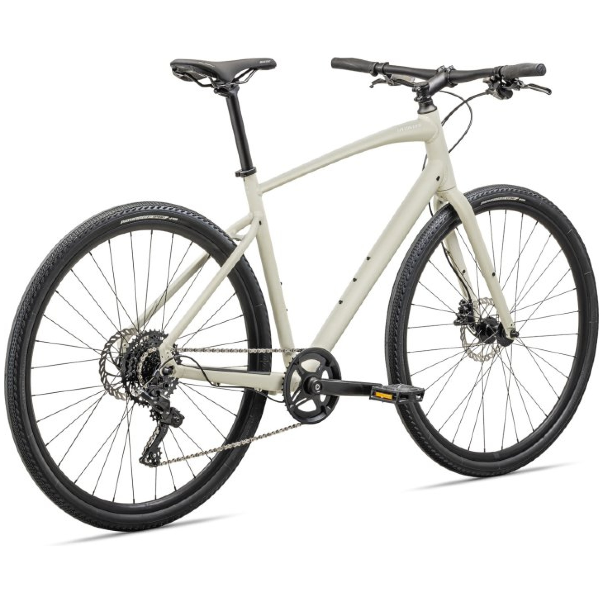 Das Specialized Sirrus X 2.0 ist ein modernes beiges Fahrrad mit dünnen Reifen, einem schlanken Rahmen und flachem Lenker. Es verfügt über ein großes Kettenblatt, Scheibenbremsen und ein minimalistisches Design, das es für den Stadtverkehr oder das Freizeitfahren geeignet macht. Das Fahrrad ist vor einem weißen Hintergrund fotografiert.