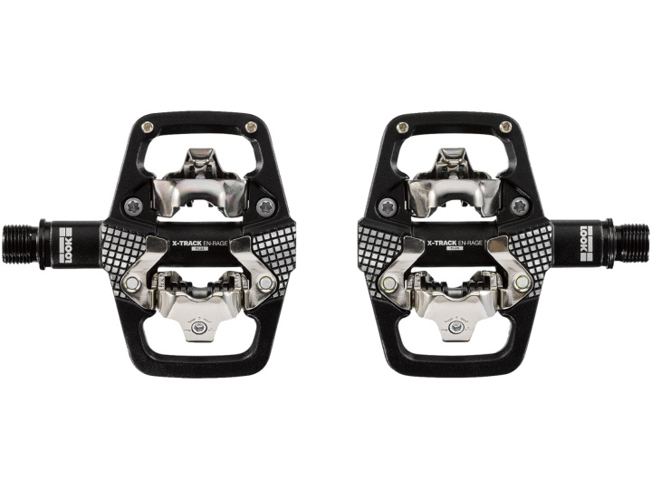 Ein Paar schwarze Look X-Track En-Rage+ Mountainbike-Pedale mit Metallclips und robusten Plattformen für verbesserten Halt und Leistung. Die Pedale sind symmetrisch und nach vorne gerichtet und weisen detailliertes Branding und eine robuste Konstruktion auf.