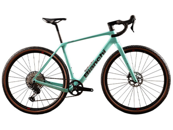 Das Bianchi Arcadex Comp Apex/SX 12S Gravelbike mit seiner blaugrünen Farbe und dem Rennlenker wird vor einem schlichten weißen Hintergrund präsentiert. Das Fahrrad verfügt über Scheibenbremsen und Stollenreifen sowie ein schlankes Design mit einem kompakten Gangsystem und einem sportlichen Sattel. Auf dem Rahmen ist der Markenname „Bianchi“ in schwarzen Buchstaben deutlich zu sehen.