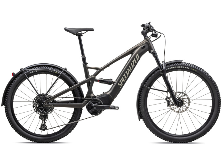 Ein schwarzes Specialized Turbo Tero X 4.0 Elektro-Mountainbike mit modernem Design, Bodenkontrollreifen, hydraulischen Scheibenbremsen und einer Vorderradgabel mit Federung. Auf der Rahmenseite ist deutlich das Wort „Specialized“ zu sehen. Das Fahrrad verfügt außerdem über ein Rücklicht und hat eine robuste, matte Oberfläche.