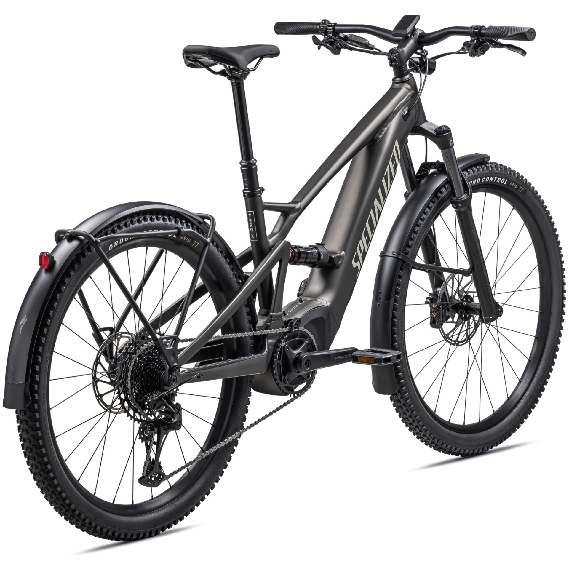 Das Specialized Turbo Tero X 4.0, ein schwarzes, elegantes, vollgefedertes Mountainbike, ist von schräg hinten abgebildet. Das Fahrrad verfügt über ein auffälliges Etikett, breite Reifen, Schutzbleche vorne und hinten sowie Scheibenbremsen. Es wurde für unwegsames Gelände konzipiert und weist fortschrittliche Komponenten und eine robuste Bauweise auf.