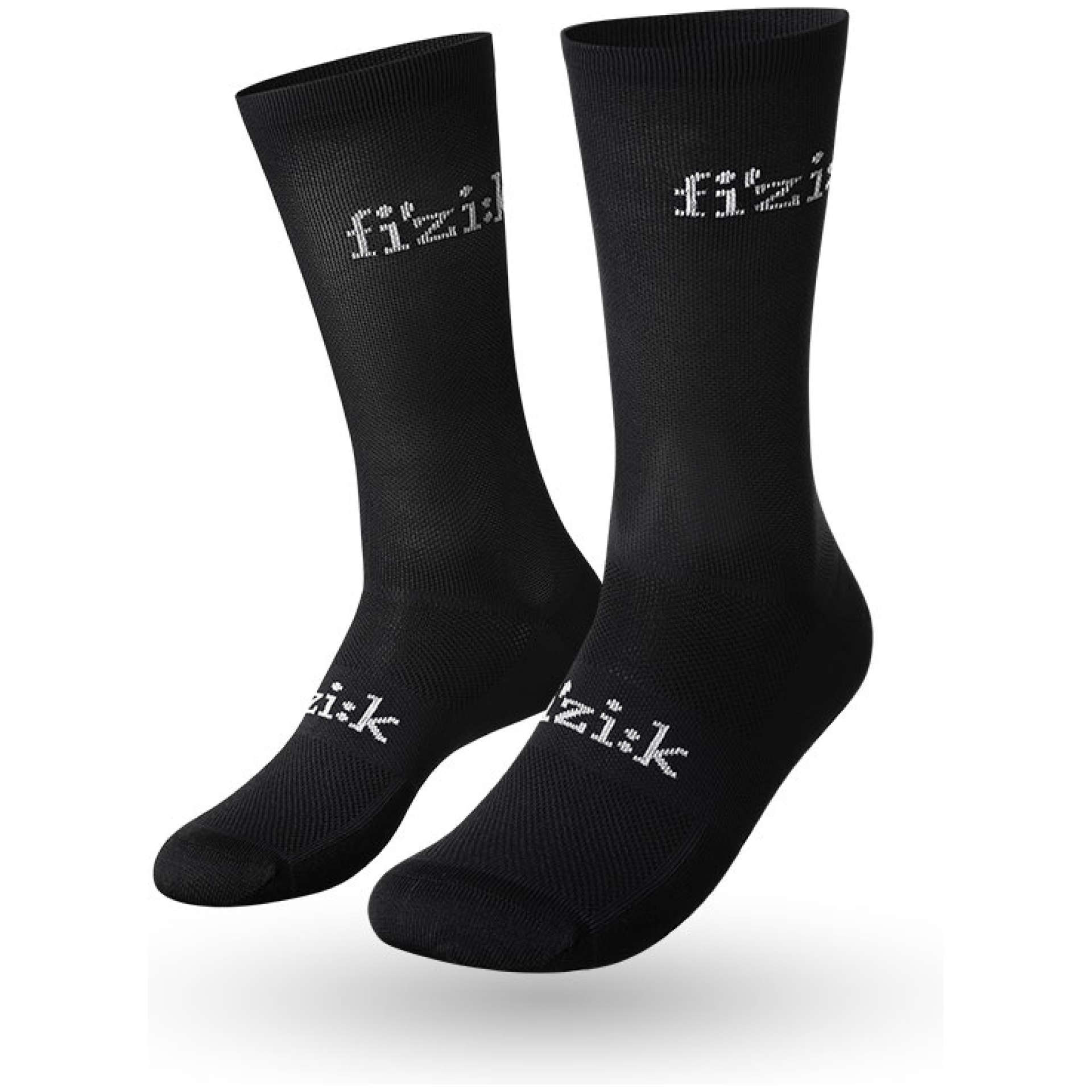 Ein Paar schwarze FIZIK SOCKEN RENNRAD, aufrecht auf weißem Hintergrund, mit dem Markennamen „fizik“ in Weiß aufgedruckt. Diese wadenlangen Socken haben eine verstärkte Spitze und Ferse.