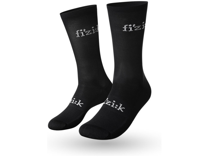 Ein Paar schwarze FIZIK SOCKEN RENNRAD, aufrecht auf weißem Hintergrund, mit dem Markennamen „fizik“ in Weiß aufgedruckt. Diese wadenlangen Socken haben eine verstärkte Spitze und Ferse.