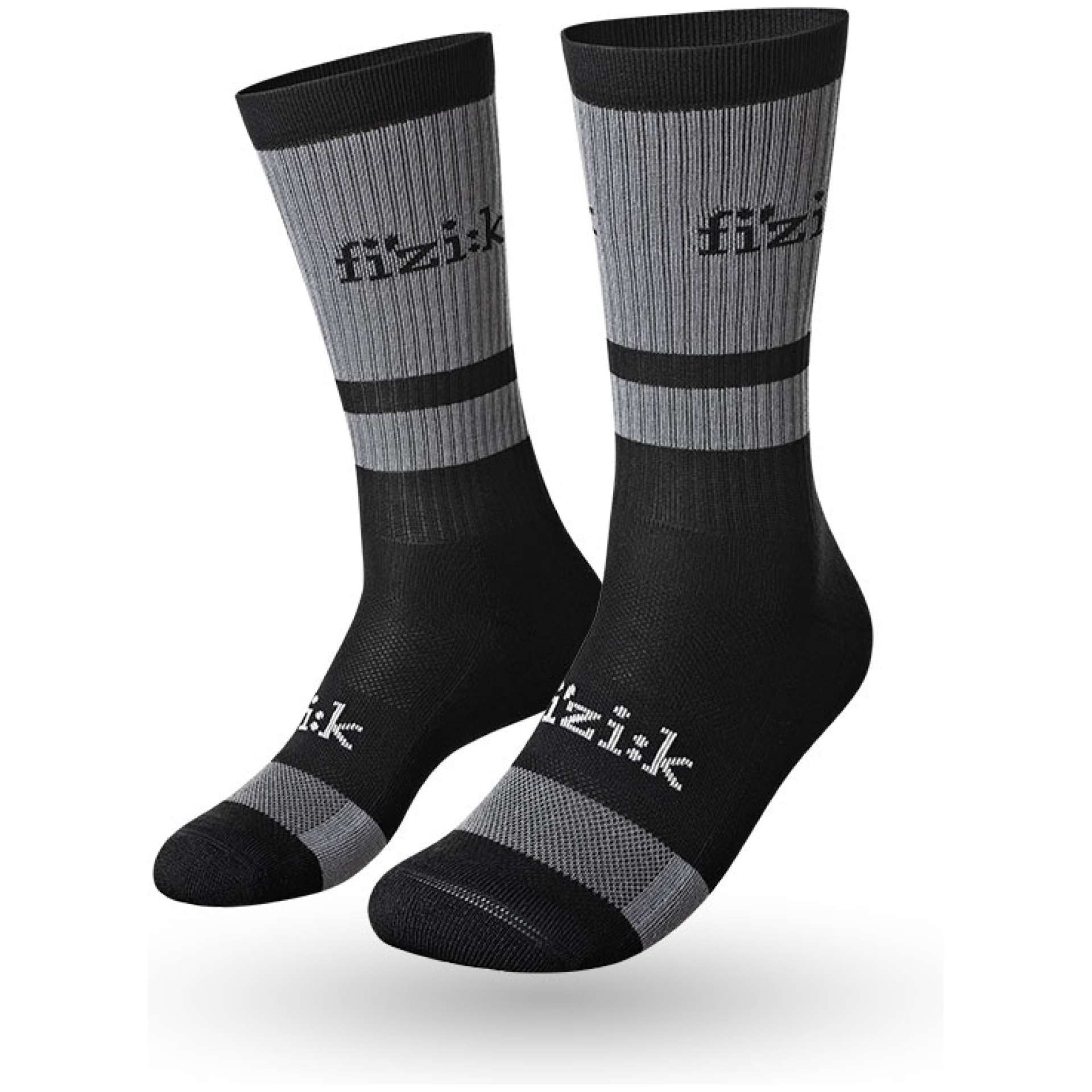 Ein Paar FIZIK SOCKEN MTB in Schwarz und Grau mit dem Markennamen „fi'zi:k“. Die Socken haben horizontale graue Bänder an Knöcheln und Zehen und eine gerippte Textur auf der oberen Hälfte für mehr Stil und Komfort.