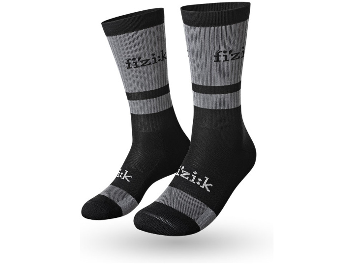 Ein Paar FIZIK SOCKEN MTB in Schwarz und Grau mit dem Markennamen „fi'zi:k“. Die Socken haben horizontale graue Bänder an Knöcheln und Zehen und eine gerippte Textur auf der oberen Hälfte für mehr Stil und Komfort.