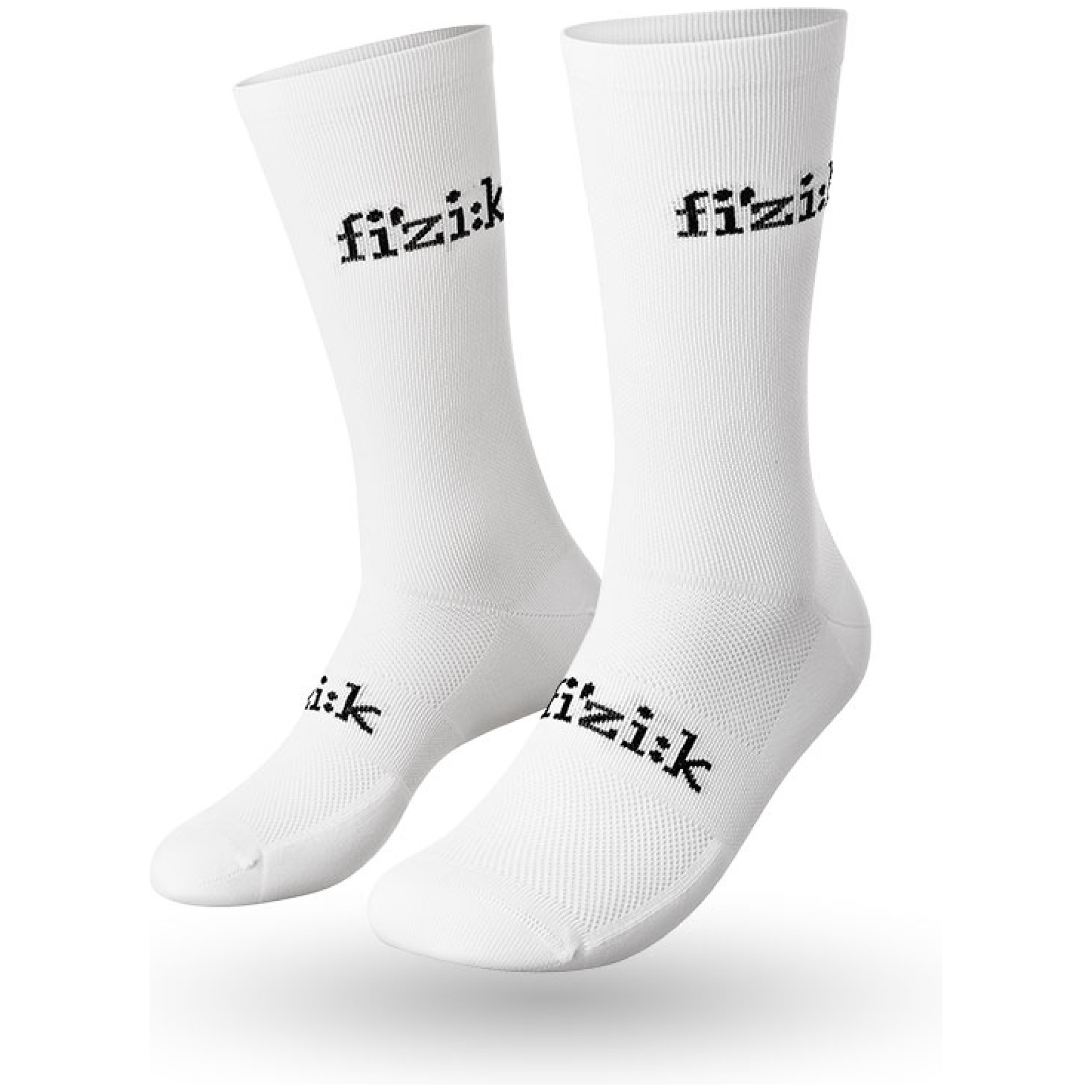 Zwei weiße FIZIK SOCKEN RENNRAD werden gezeigt, mit „fizik“ in schwarzer Schrift auf den Bündchen und in Zehennähe. Die Socken haben ein klares, minimalistisches Design und sind vor einem schlichten weißen Hintergrund fotografiert.