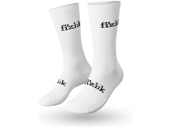 Zwei weiße FIZIK SOCKEN RENNRAD werden gezeigt, mit „fizik“ in schwarzer Schrift auf den Bündchen und in Zehennähe. Die Socken haben ein klares, minimalistisches Design und sind vor einem schlichten weißen Hintergrund fotografiert.