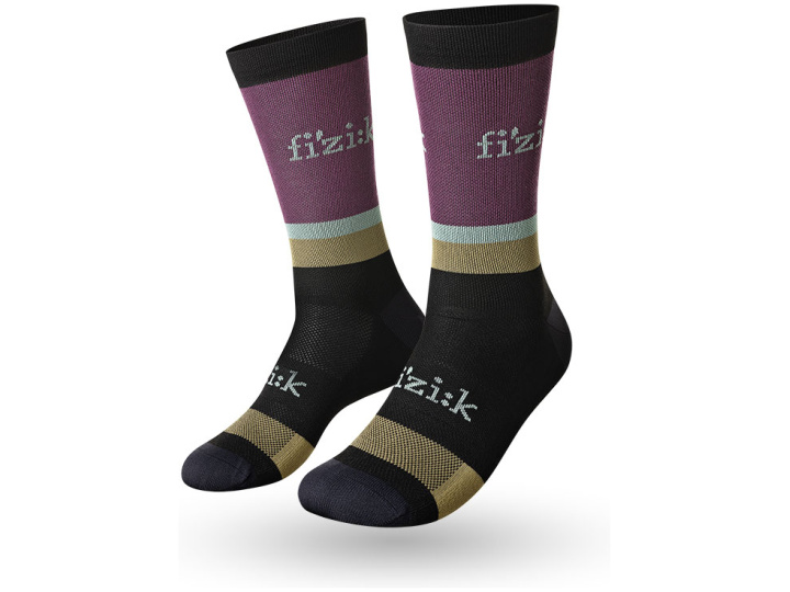 Die FIZIK SOCKEN TEAM-Socken zeichnen sich durch ein auffälliges Design mit markantem Branding und einer Farbblockkombination aus schwarzen, violetten, grauen und beigen Abschnitten aus. Auf einem weißen Hintergrund heben diese zweifarbigen Socken ihr einzigartiges Design und ihre Form perfekt hervor.