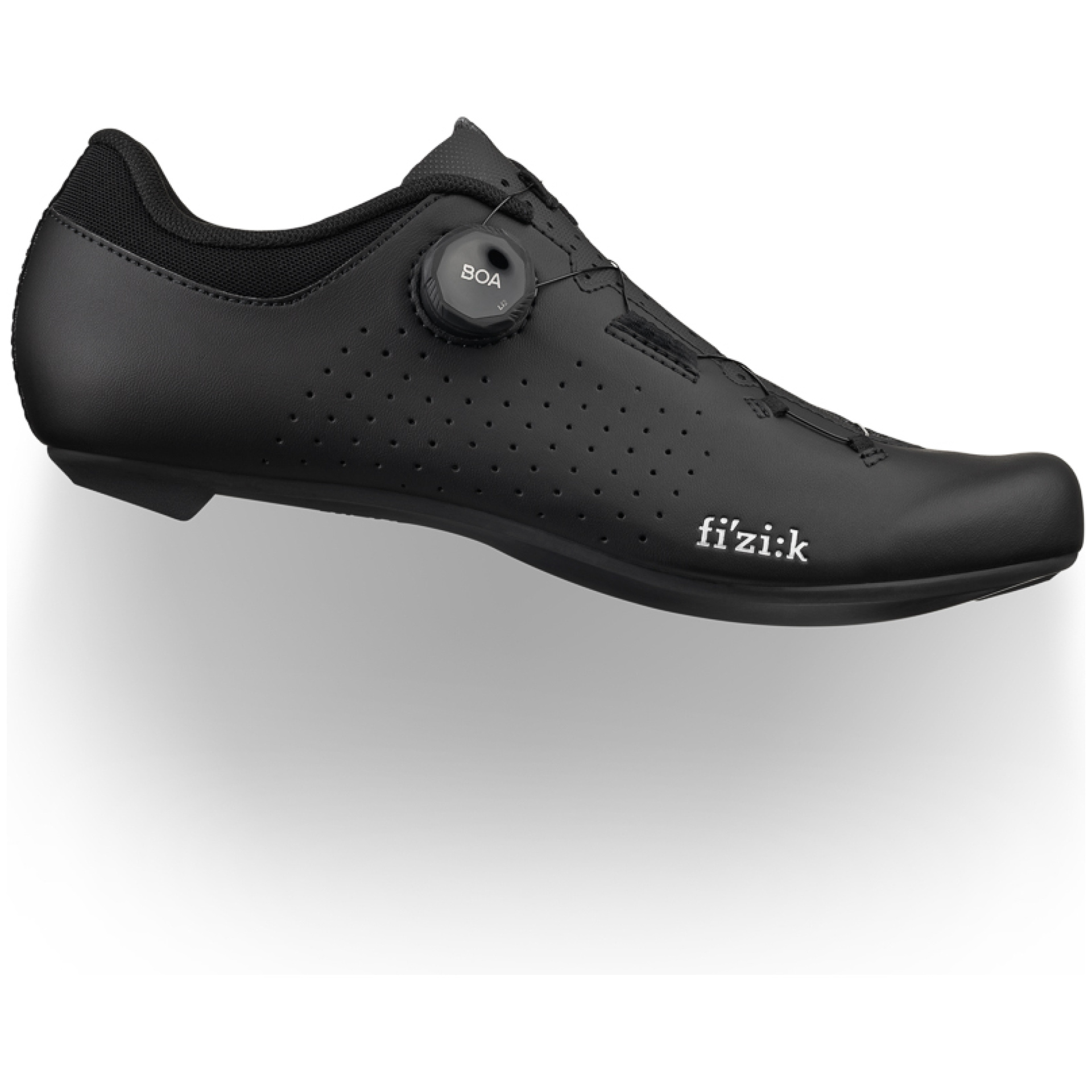 Bild eines eleganten, schwarzen Fahrradschuhs der Marke Fizik. Der FIZIK RENN-SCHUH OMNA zeichnet sich durch ein stromlinienförmiges Design mit einem Boa-Drehverschlusssystem für eine präzise Passformanpassung, Perforationen für Atmungsaktivität und eine flache Sohle aus. Das Fizik-Logo ist seitlich sichtbar.