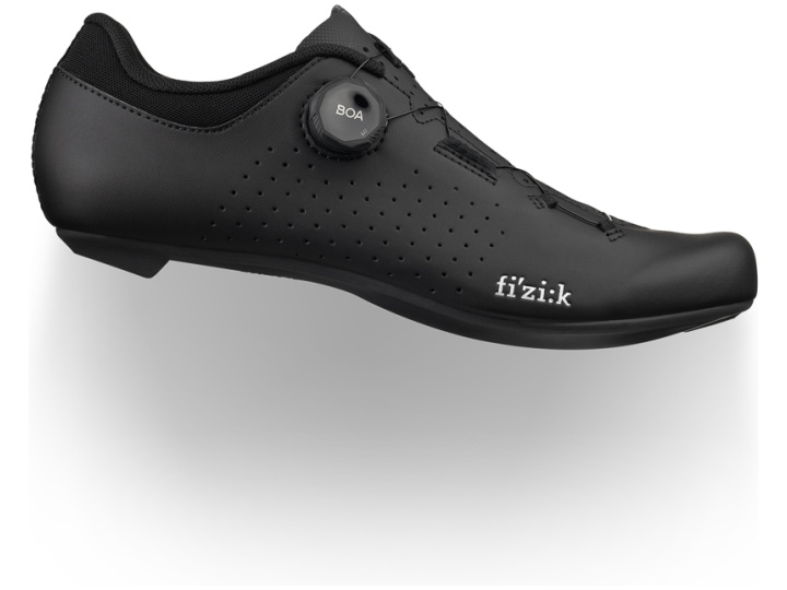 Bild eines eleganten, schwarzen Fahrradschuhs der Marke Fizik. Der FIZIK RENN-SCHUH OMNA zeichnet sich durch ein stromlinienförmiges Design mit einem Boa-Drehverschlusssystem für eine präzise Passformanpassung, Perforationen für Atmungsaktivität und eine flache Sohle aus. Das Fizik-Logo ist seitlich sichtbar.