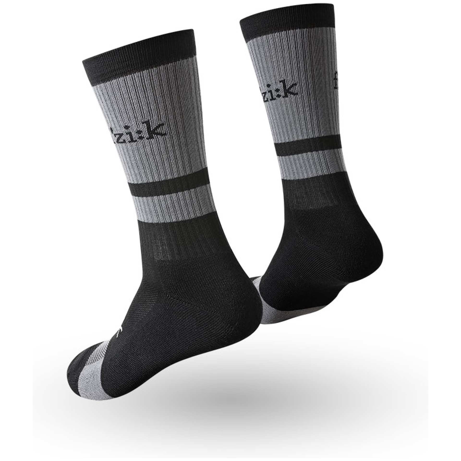 Ein Paar FIZIK SOCKEN MTB-Fahrradsocken in Schwarz und Grau mit dem Markennamen „Fizik“ auf dem oberen Teil. Die Socken zeigen ein Streifendesign mit zwei horizontalen Streifen oben und einem kontrastierenden grauen Zehenbereich, alles auf weißem Hintergrund.