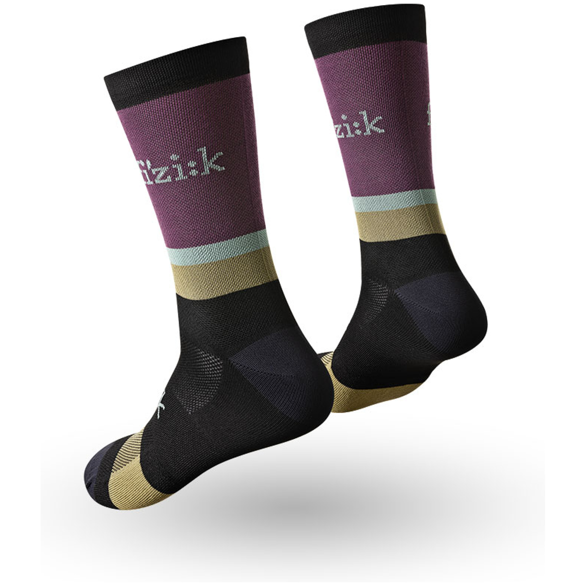 Ein Paar FIZIK SOCKEN TEAM-Fahrradsocken mit geometrischem Design mit schwarzen, violetten, grünen und blaugrünen Streifen. Die Socken zeigen oben deutlich das „Fizik“-Logo. In der Luft positioniert, um ihre Seiten und Sohlen vor einem weißen Hintergrund hervorzuheben.