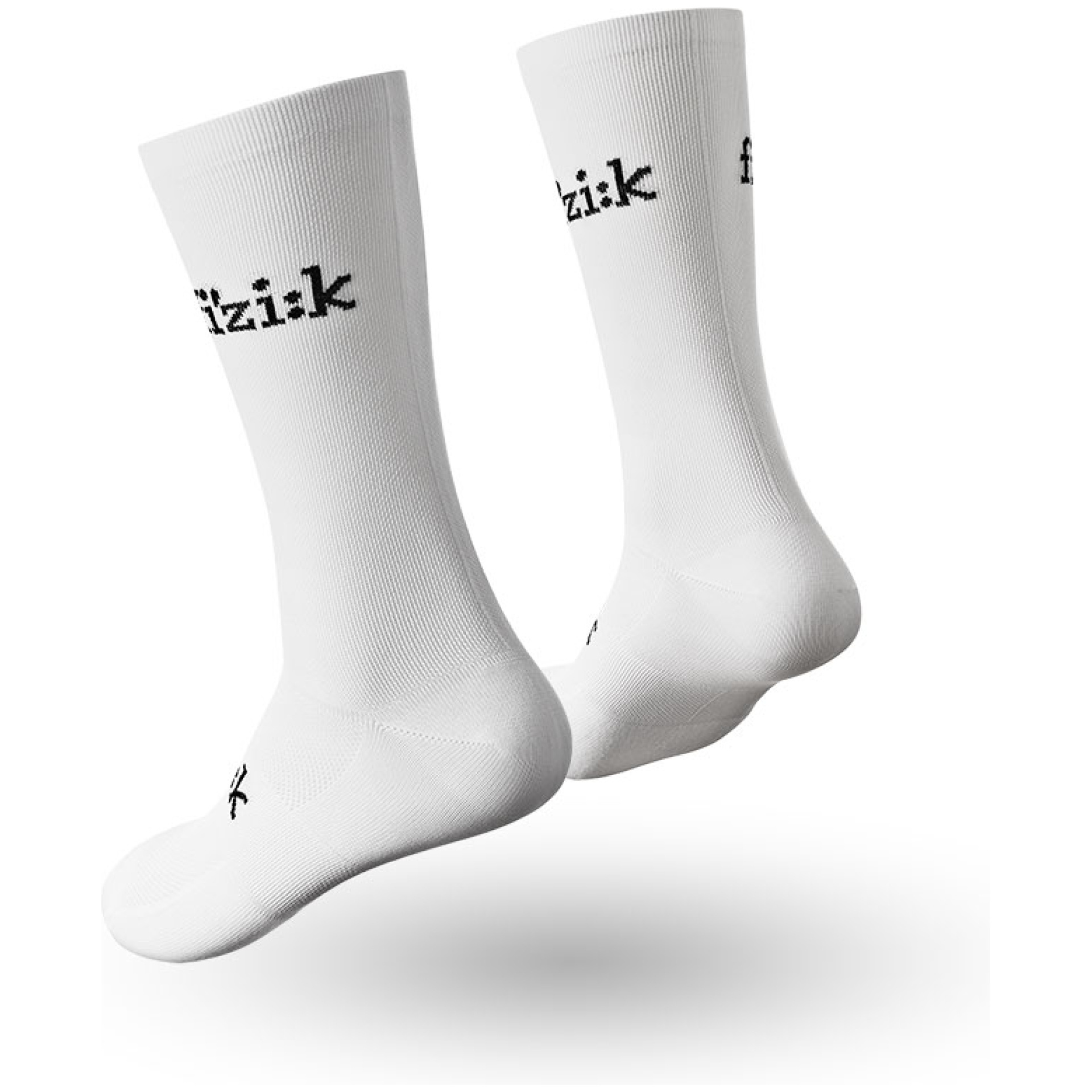 Ein Paar FIZIK SOCKEN RENNRAD in Weiß mit schwarzen „Fizik“-Logos an den Bündchen und im Knöchelbereich. Die Socken schweben vor einem weißen Hintergrund und bieten einen klaren und minimalistischen Look. Die Stoffstruktur und die Sockenform sind deutlich sichtbar.