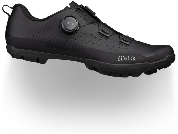 Der FIZIK MTB-SCHUH ATLAS ist ein schwarzer Fahrradschuh mit robuster Sohle und stromlinienförmigem Design. Er verfügt über ein BOA-Verschlusssystem für eine präzise Passformanpassung, das „Fizik“-Branding an der Seite, Perforationen für Atmungsaktivität und eine Fersenschlaufe für bequemes Tragen.