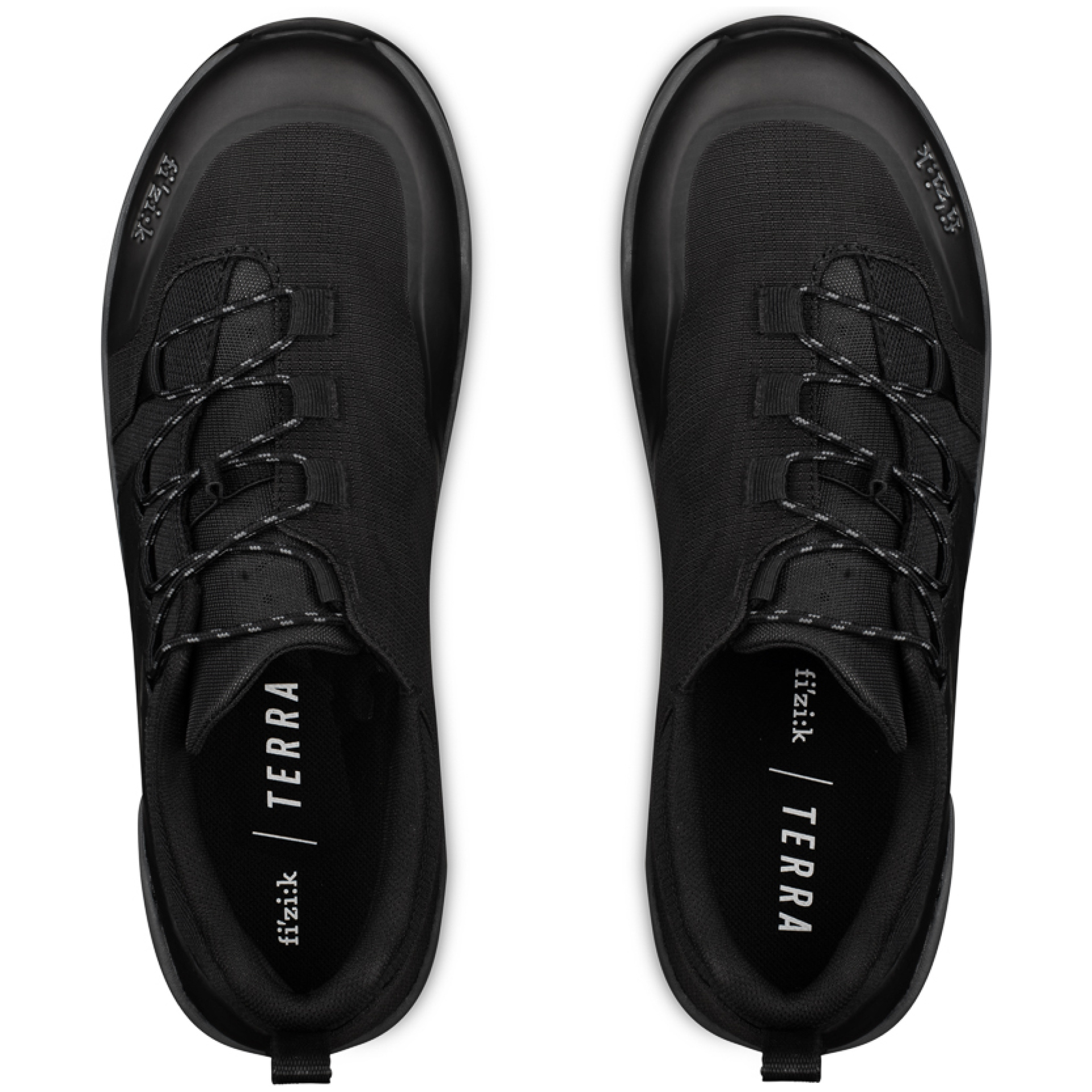 Draufsicht auf ein Paar schwarze Sportschuhe mit elegantem Design. Die Schuhe haben schwarze Schnürsenkel und auf der Innensohle ist der Markenname „Fizik“ sowie der Modellname „TERRA EL X2 E-BIKE“ zu sehen. Die Schuhe haben einen minimalistischen Look und sind auf Leistung und Komfort ausgelegt.