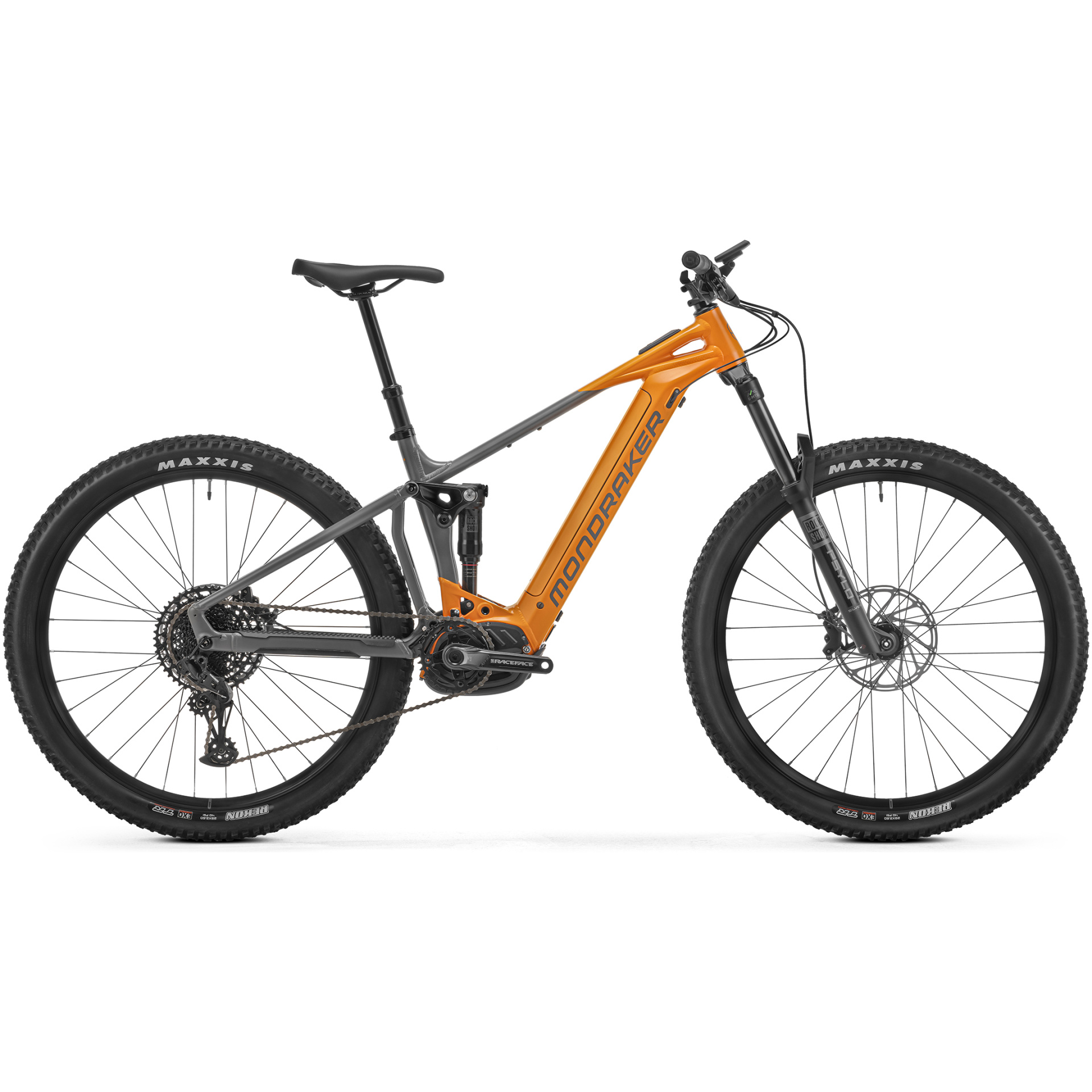 Das Mondraker Chaser ist ein Mountainbike mit einem orange-grauen Rahmen, der mit großen Maxxis-Reifen, einem Federungssystem und einem Sattel ausgestattet ist. Es verfügt außerdem über einen Elektromotor, der in der Nähe der Pedale angebracht ist, und trägt deutlich sichtbar die Aufschrift „Mondraker“ auf dem Rahmen.