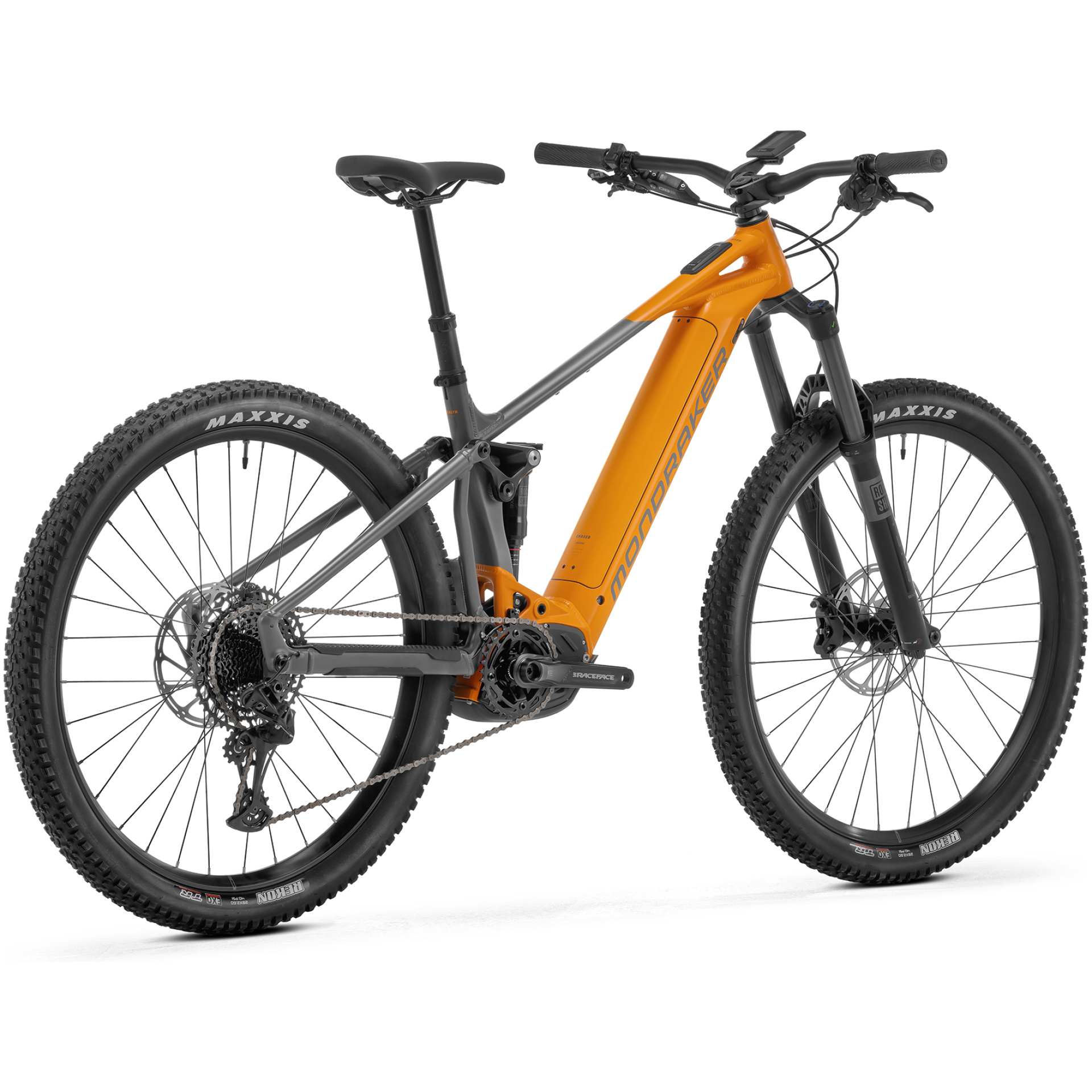 Wir präsentieren das Mondraker Chaser: ein elegantes Mountainbike in leuchtendem Orange und Schwarz, mit dicken Reifen und einem robusten Rahmen. Dieses Fahrrad verfügt über Scheibenbremsen und eine Vorderradgabel mit Federung und ist damit ideal für Radtouren abseits der Straße.