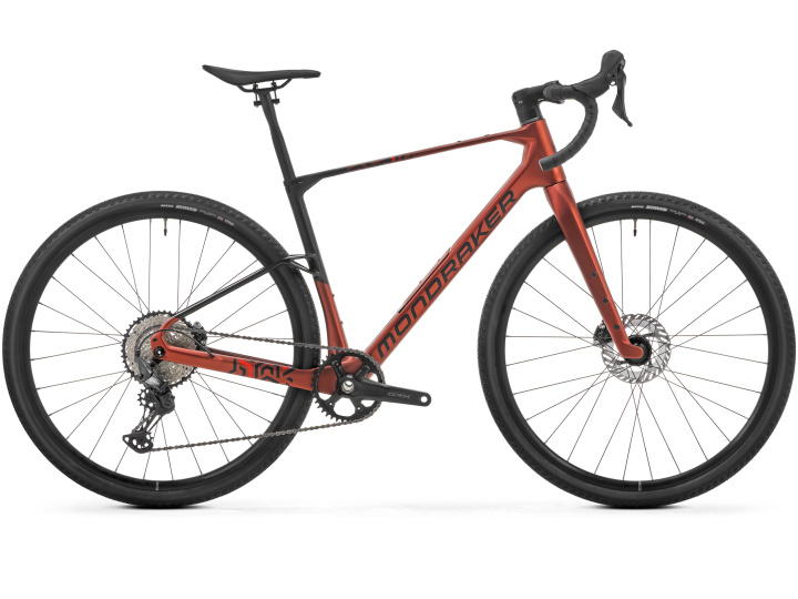 Vor einem schlichten weißen Hintergrund ist das Mondraker Arid Carbon ein elegantes orangefarbenes Gravelbike mit schwarzem Sattel, Rennlenker, Scheibenbremsen und Antrieb. Der Markenname „Mondraker“ sticht auf dem Rahmen hervor.