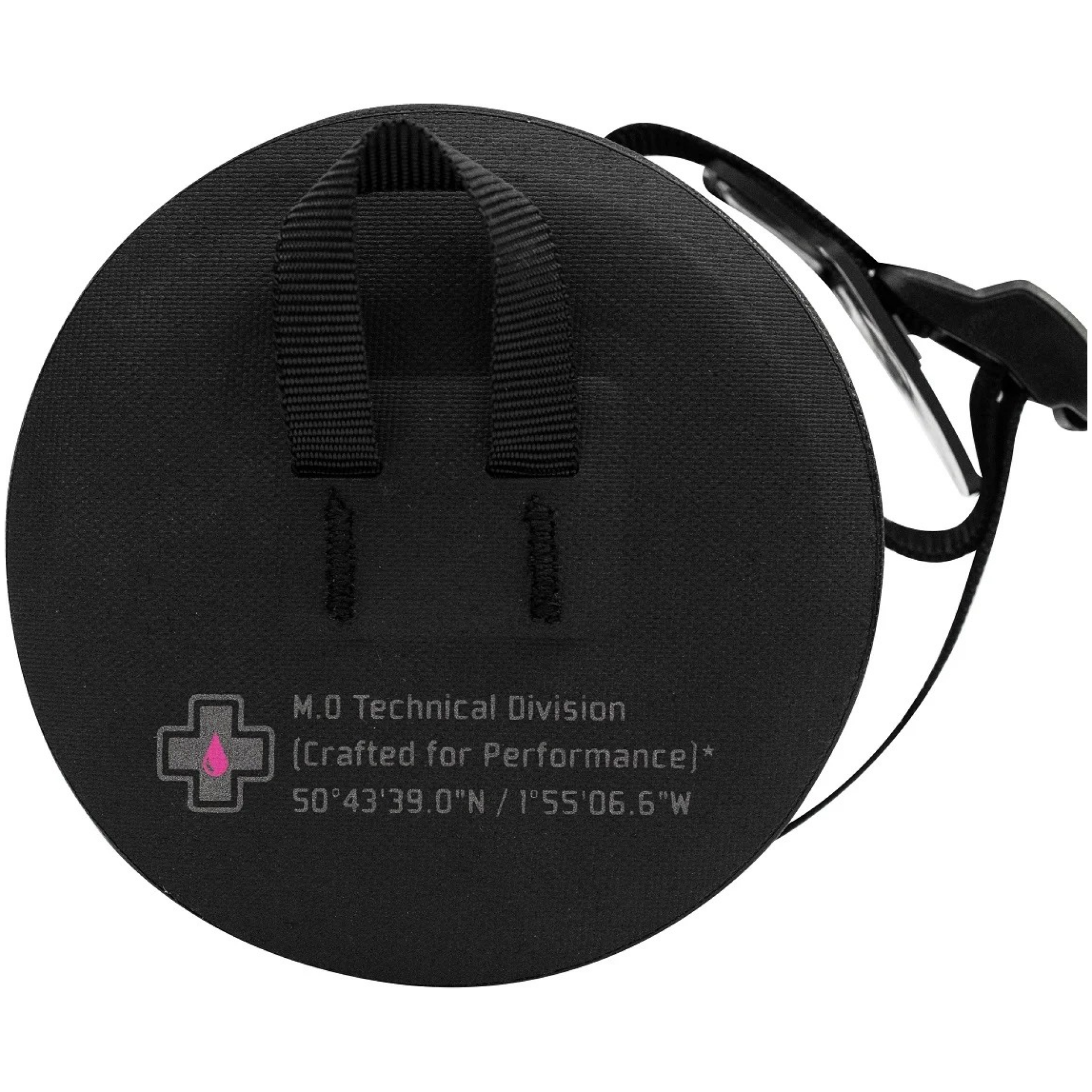 Muc Off Explorer Bar Bag 2,4 l: Schwarzes, rundes Design mit Griff und Text „M.O Technical Division [Crafted for Performance]* 50°43'39.0"N / 1°55'06.6"W.“ Inklusive angebrachter Sonnenbrille.
