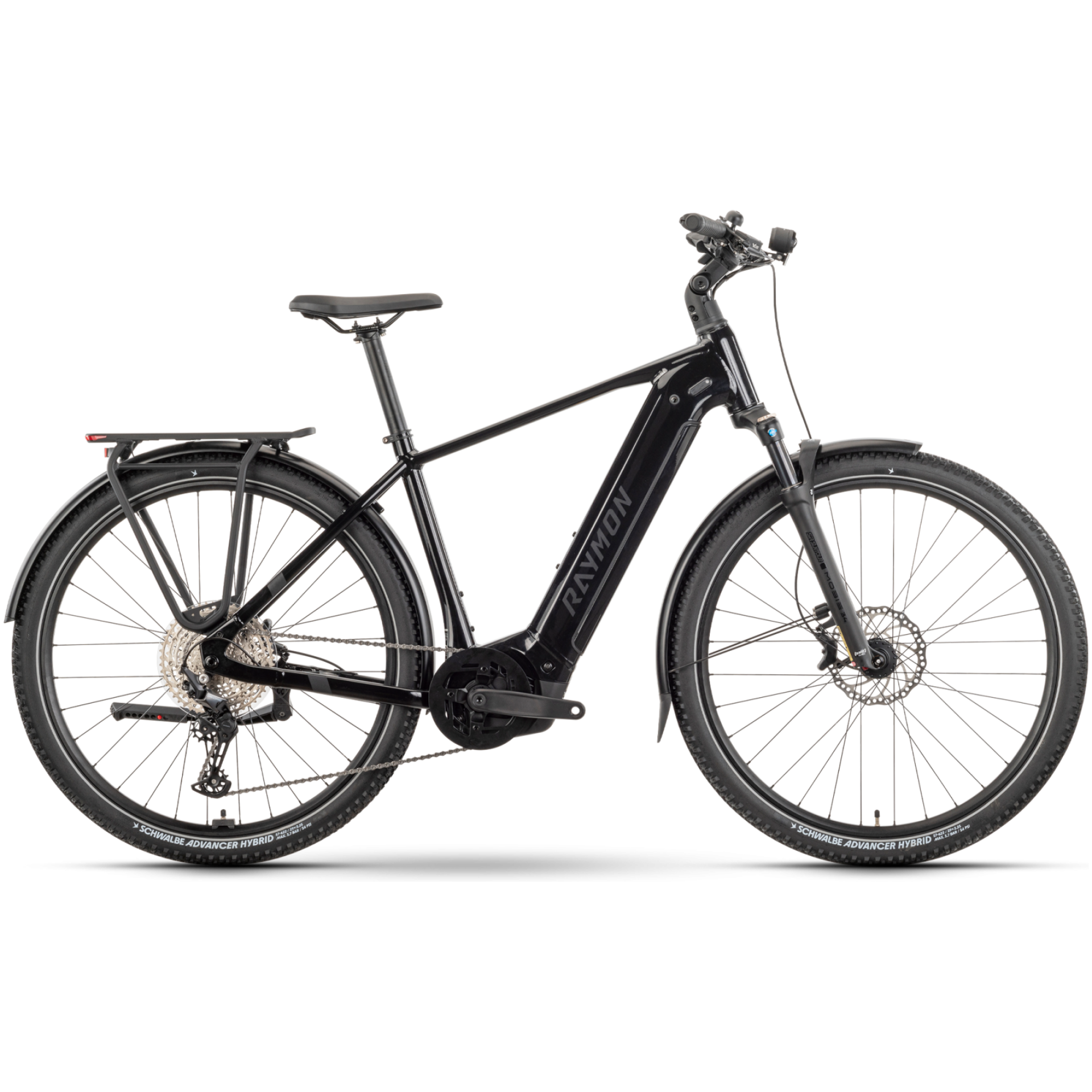 Das Raymon Tahona Pro Diamond 29" ist ein schwarzes Elektrofahrrad mit einem schlanken Rahmen mit Vorderradfederung, Scheibenbremsen und ergonomischem Lenker. Es verfügt über einen Gepäckträger, breite Reifen und einen integrierten Motor, der auf dem Markenrahmen sichtbar ist.
